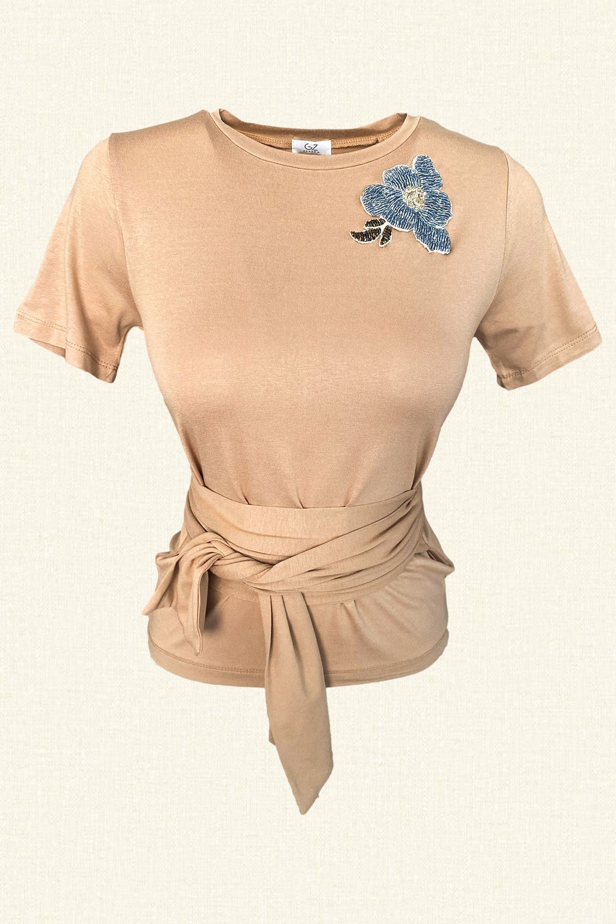 Mavi Çiçek İşlemeli Bağlama Detaylı Krem Bluz