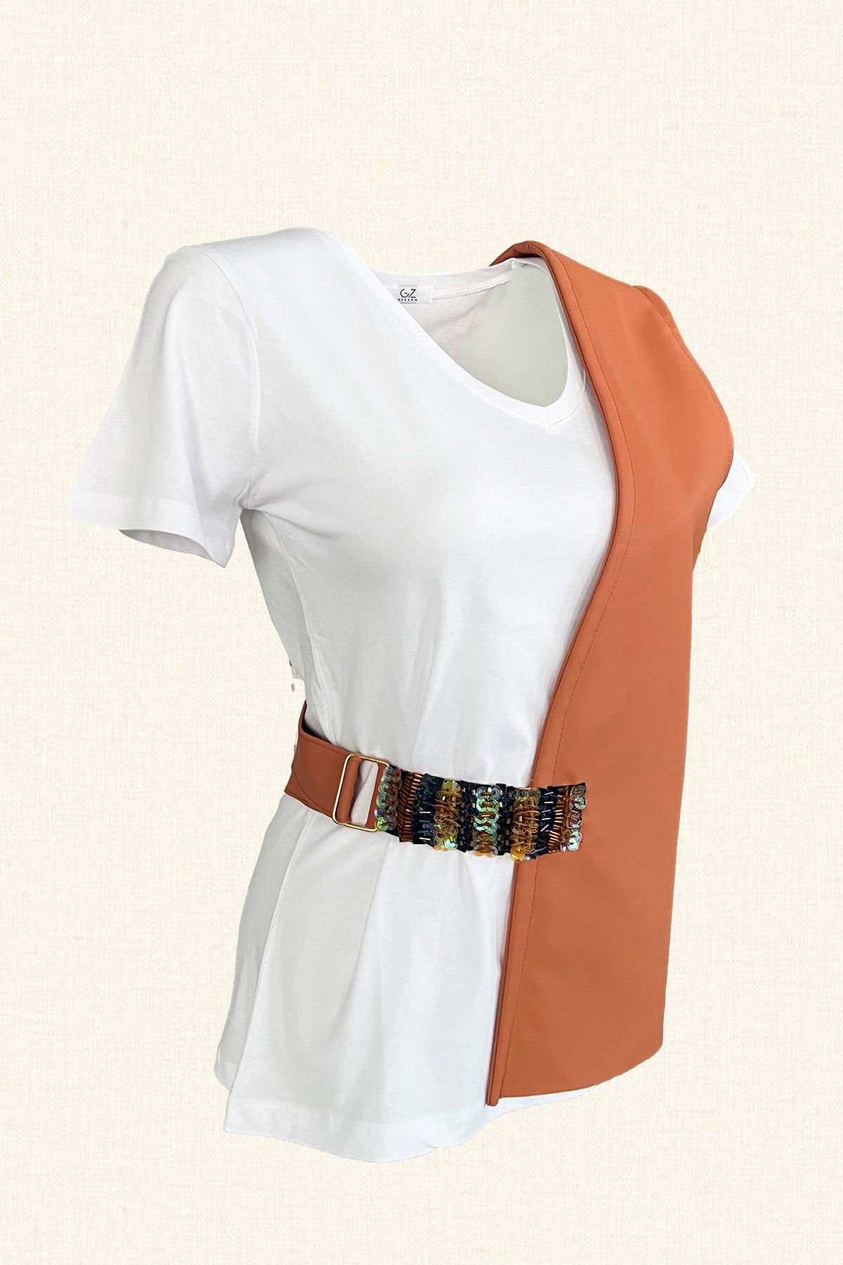 Boncuk İşlemeli Kemer Detaylı Somon Renk Deri Yarım Yelek- Tişört Dahildir