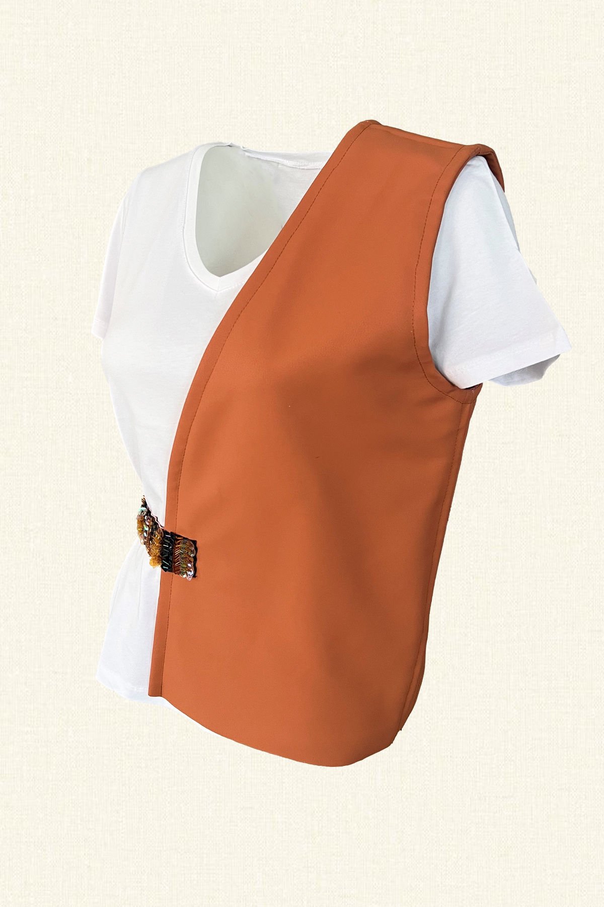 Boncuk İşlemeli Kemer Detaylı Somon Renk Deri Yarım Yelek- Tişört Dahildir