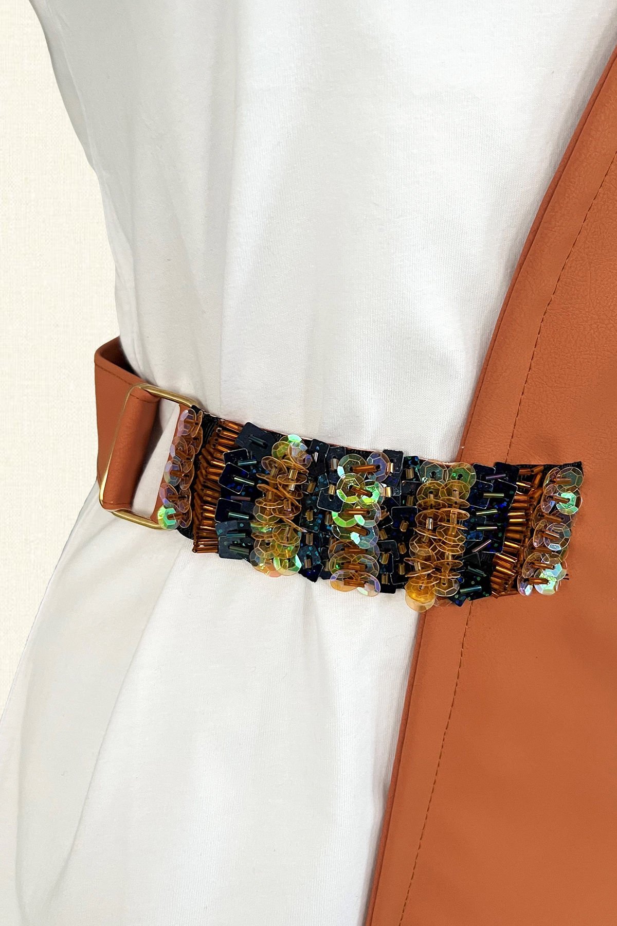 Boncuk İşlemeli Kemer Detaylı Somon Renk Deri Yarım Yelek- Tişört Dahildir