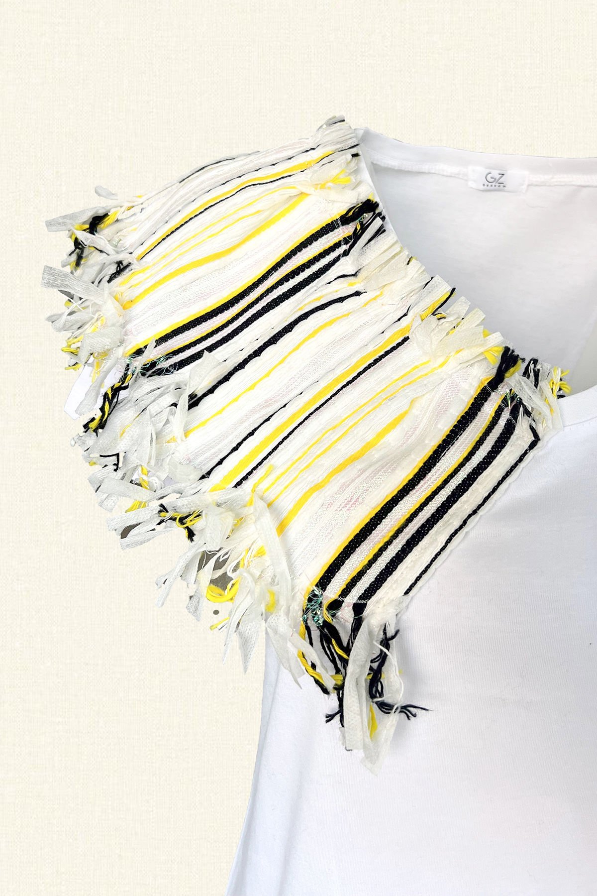 Beyaz Püskül Ve Fırfır Detaylı V-Yaka Beyaz Tişört