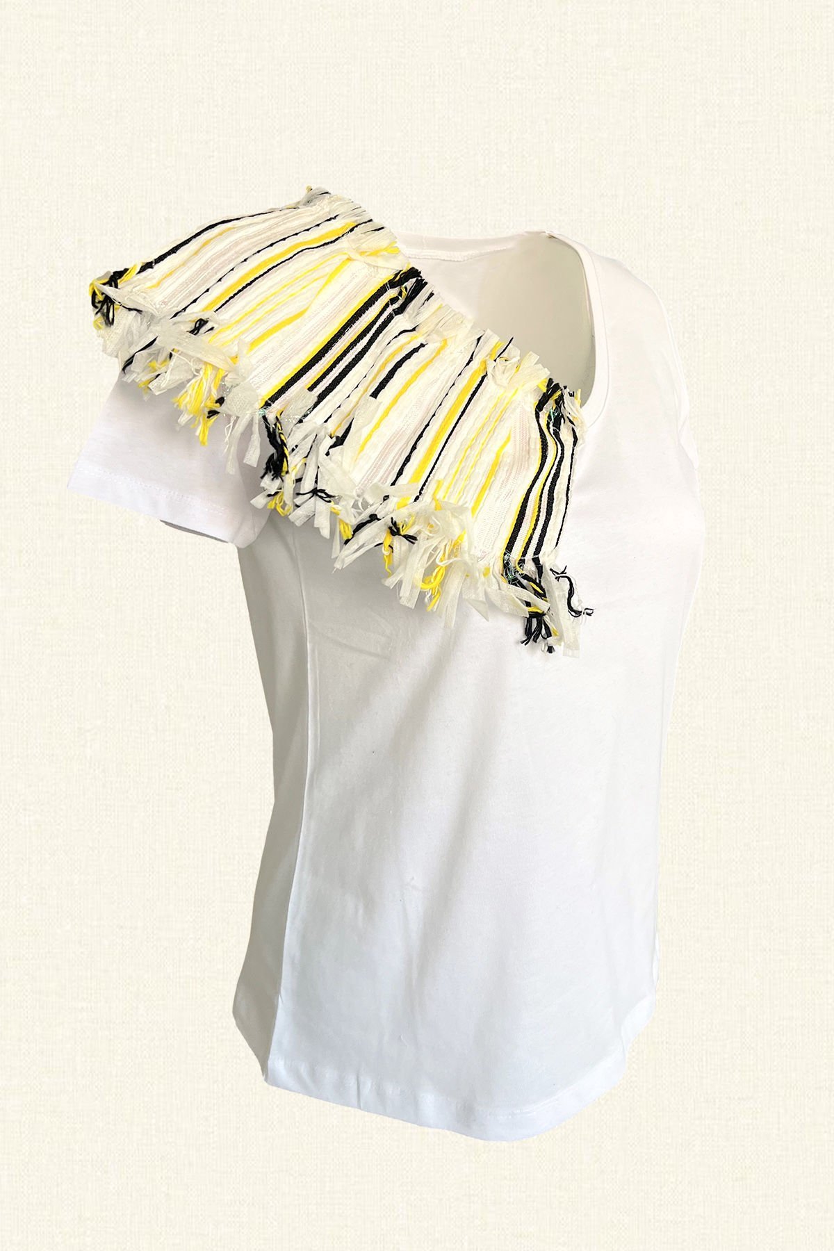 Beyaz Püskül Ve Fırfır Detaylı V-Yaka Beyaz Tişört