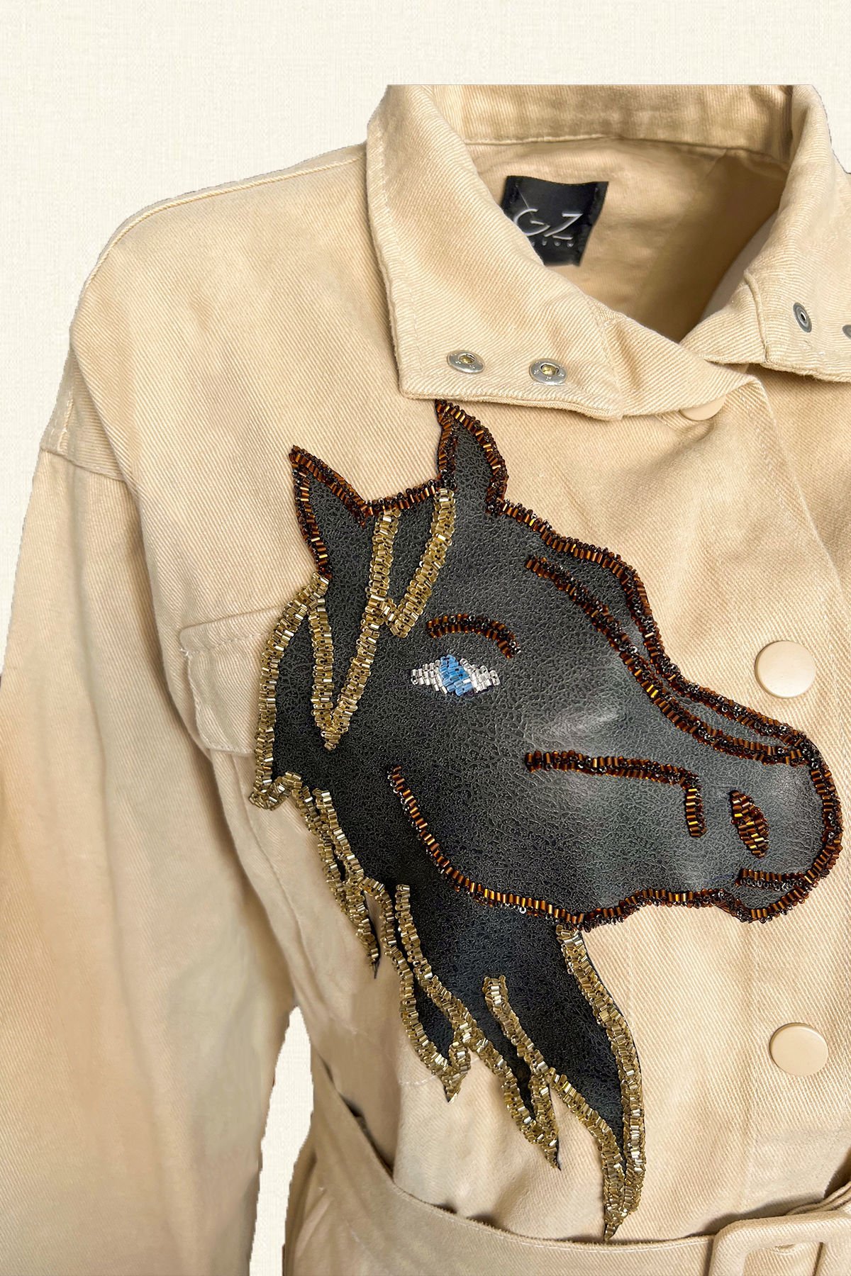 Deri Üzeri Boncuk İşlemeli Mavi Gözlü At Figürlü Krem Renk Jean Ceket