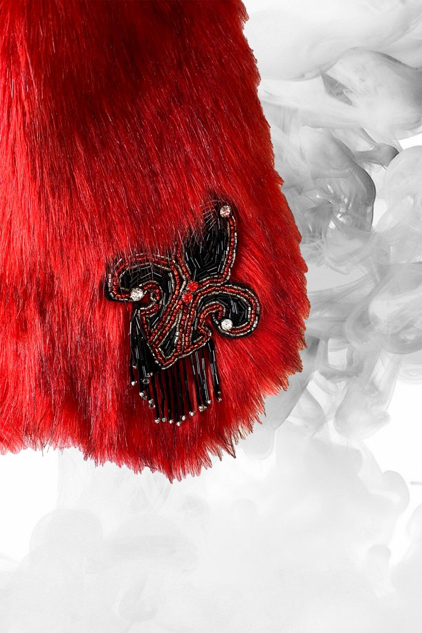 Siyah İşlemeli Kırmızı Kürk Yaka