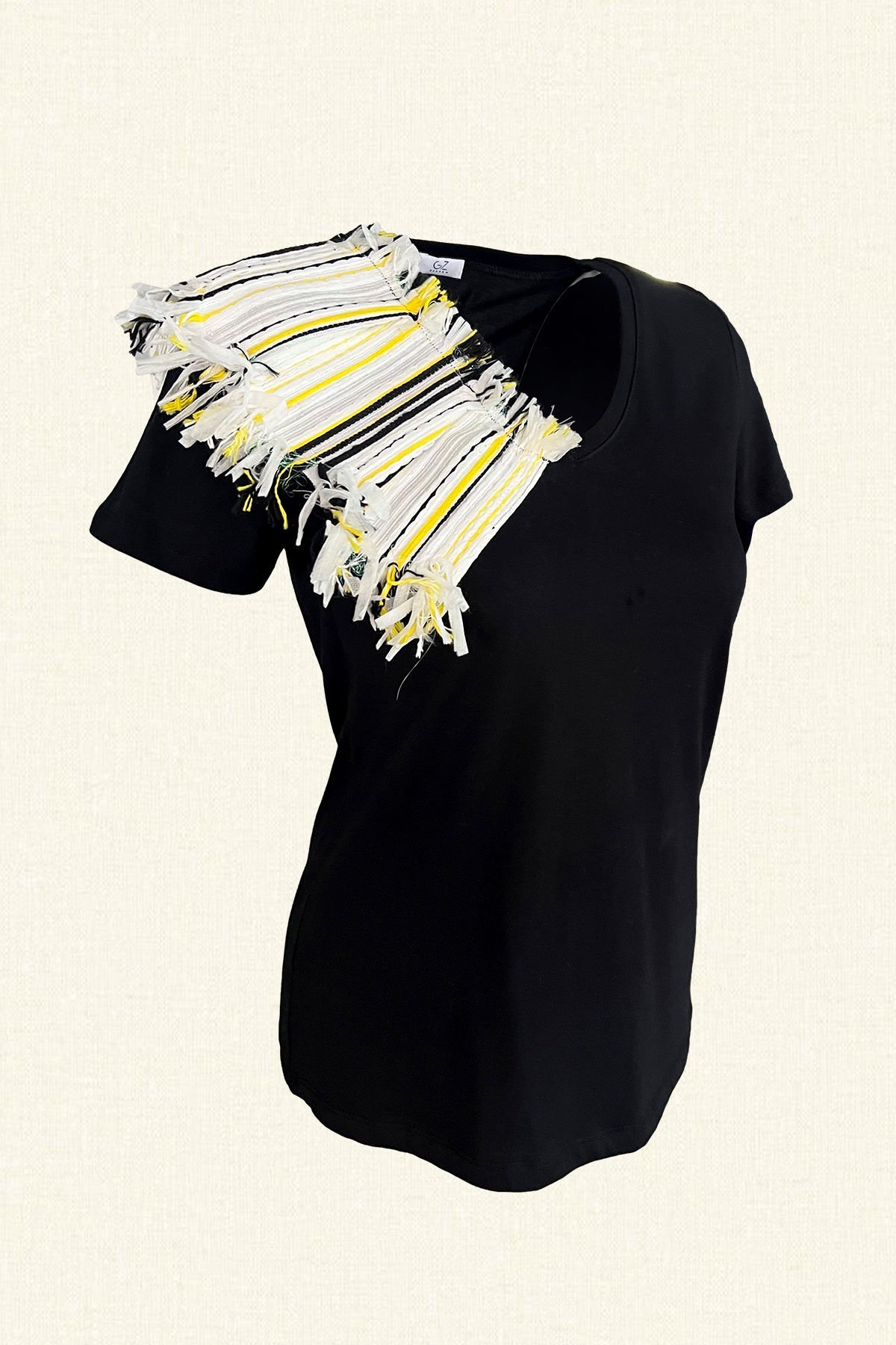 Beyaz Püskül Ve Fırfır Detaylı V-Yaka Siyah Tişört