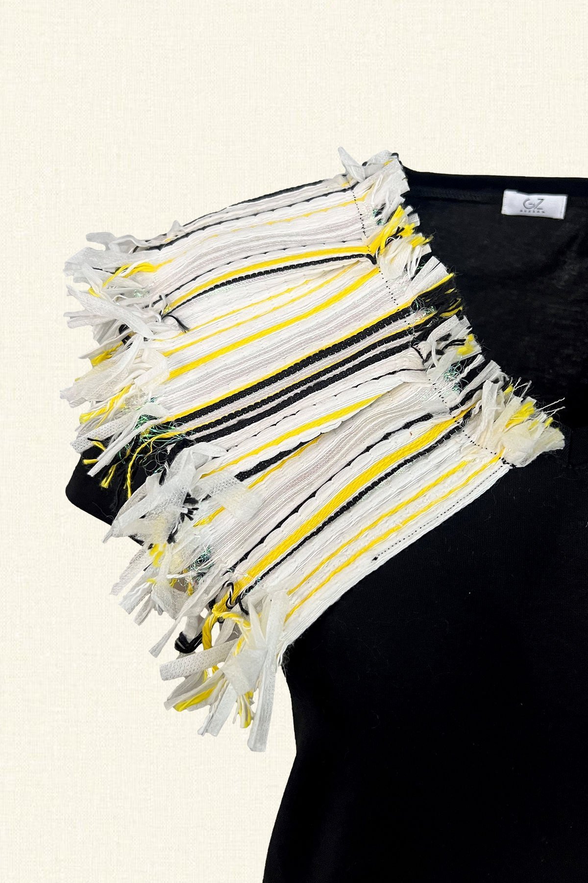 Beyaz Püskül Ve Fırfır Detaylı V-Yaka Siyah Tişört