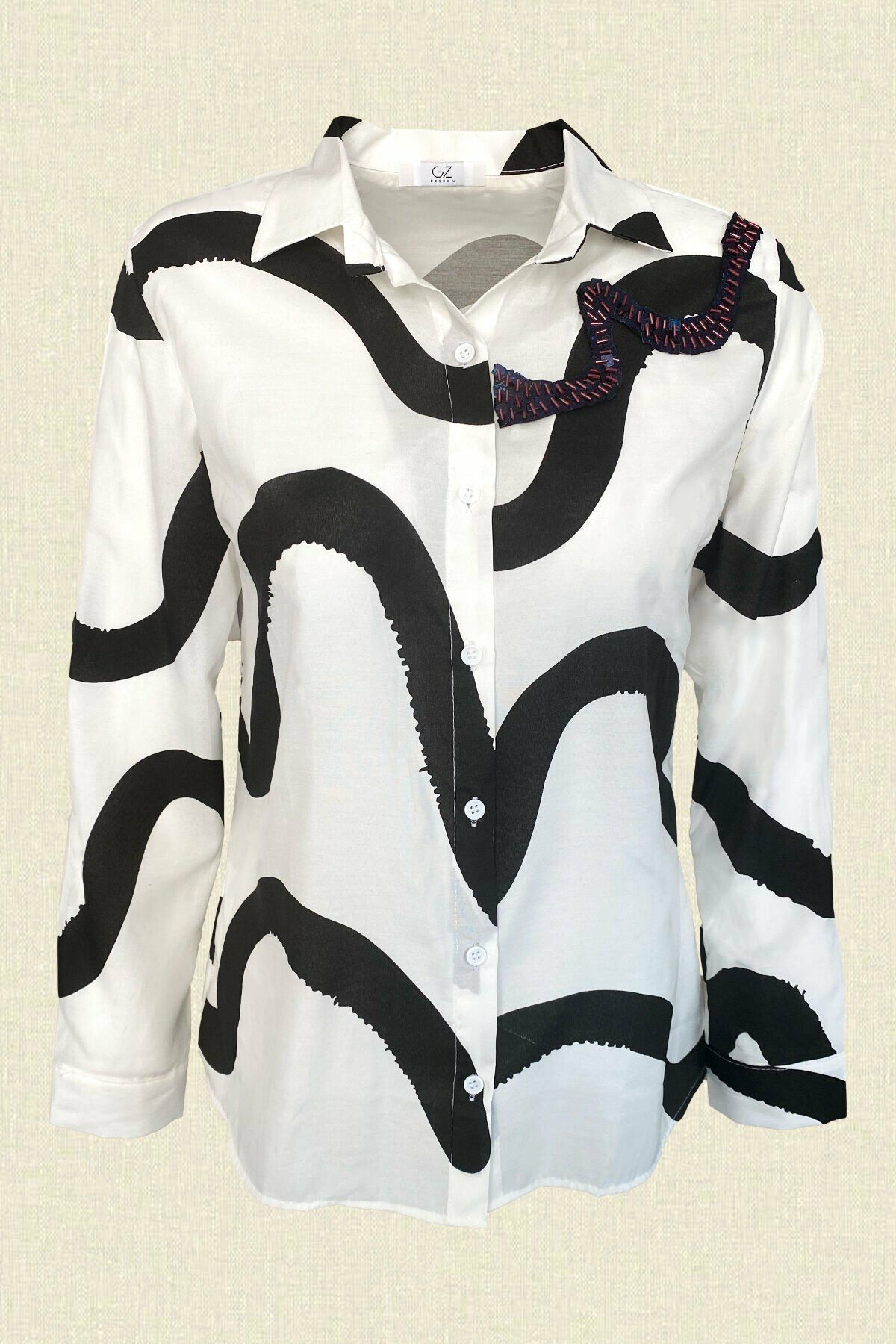 Kırmızı İşleme Detaylı Siyah Desenli Beyaz Gömlek