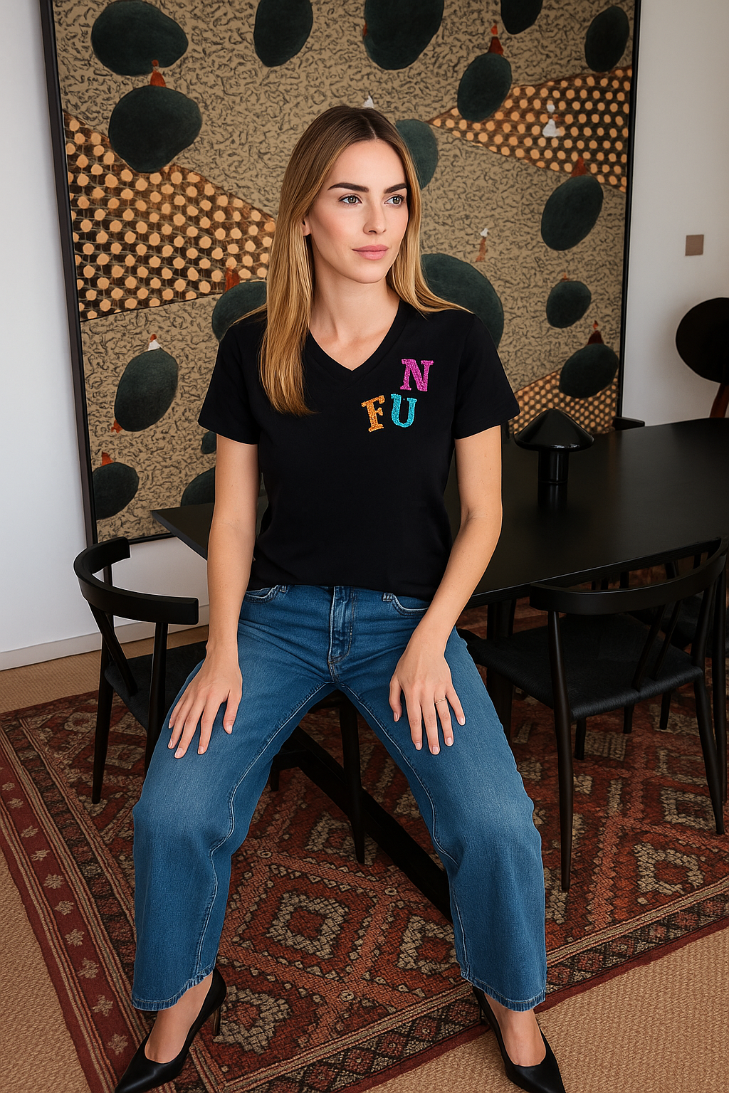 Renkli FUN İşlemeli Siyah V-Yaka Tişört