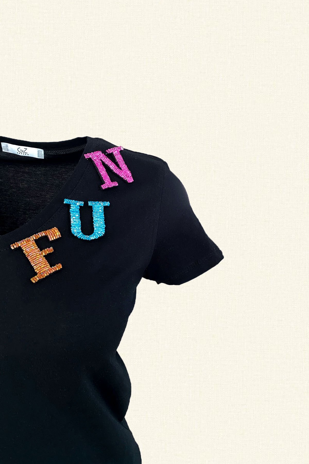 Renkli FUN İşlemeli Siyah V-Yaka Tişört