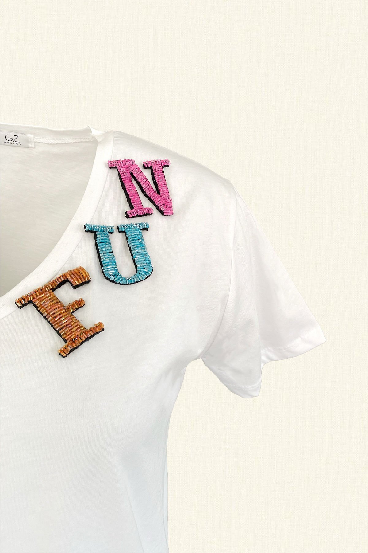 Renkli FUN İşlemeli Beyaz V-Yaka Tişört