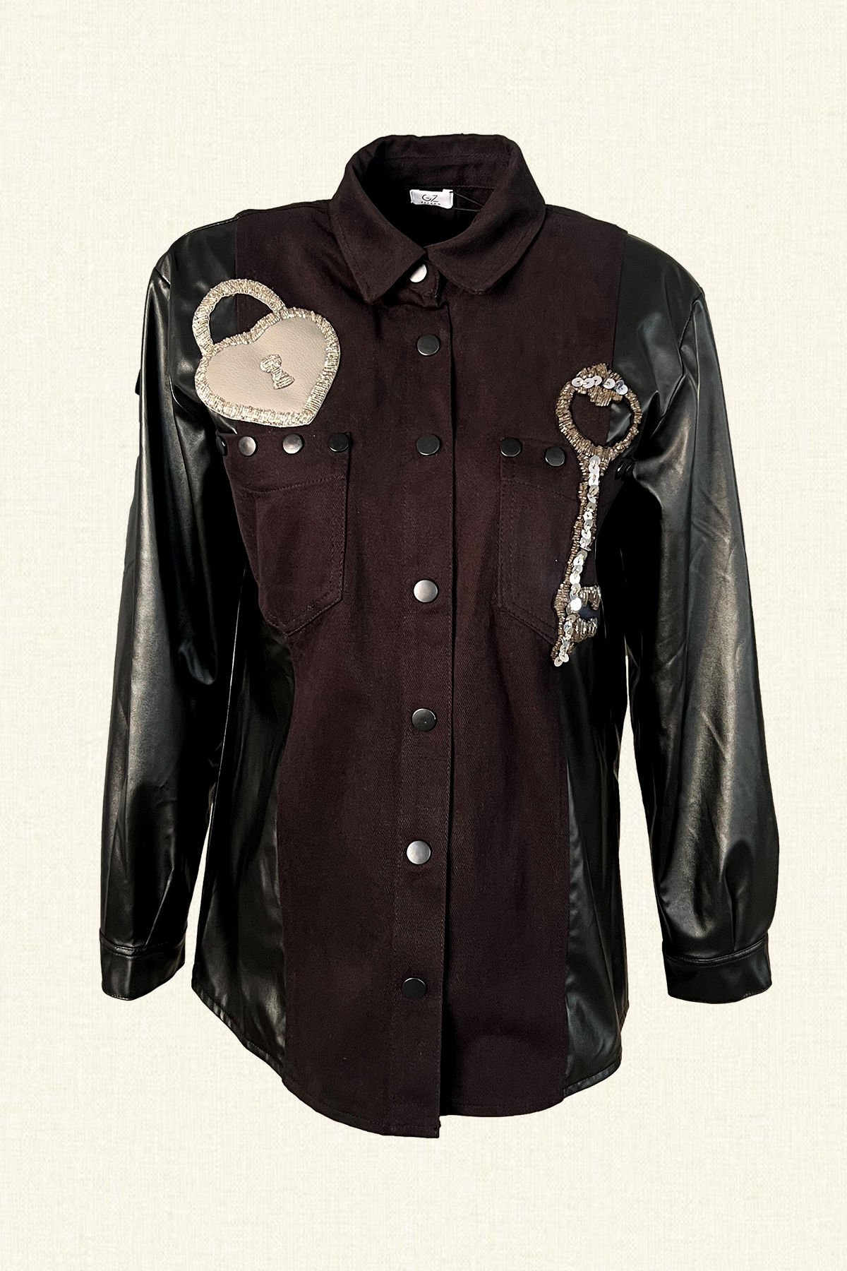 Deri Üzeri Anahtar Motifi İşlemeli Kolları Deri Detaylı Siyah Jean Ceket