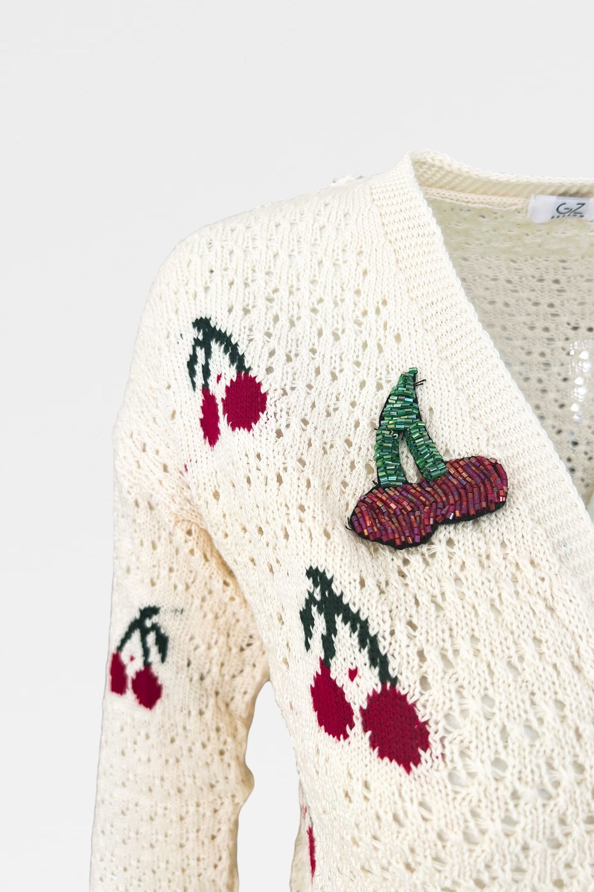 Kiraz İşlemeli Krem Renk Triko Hırka