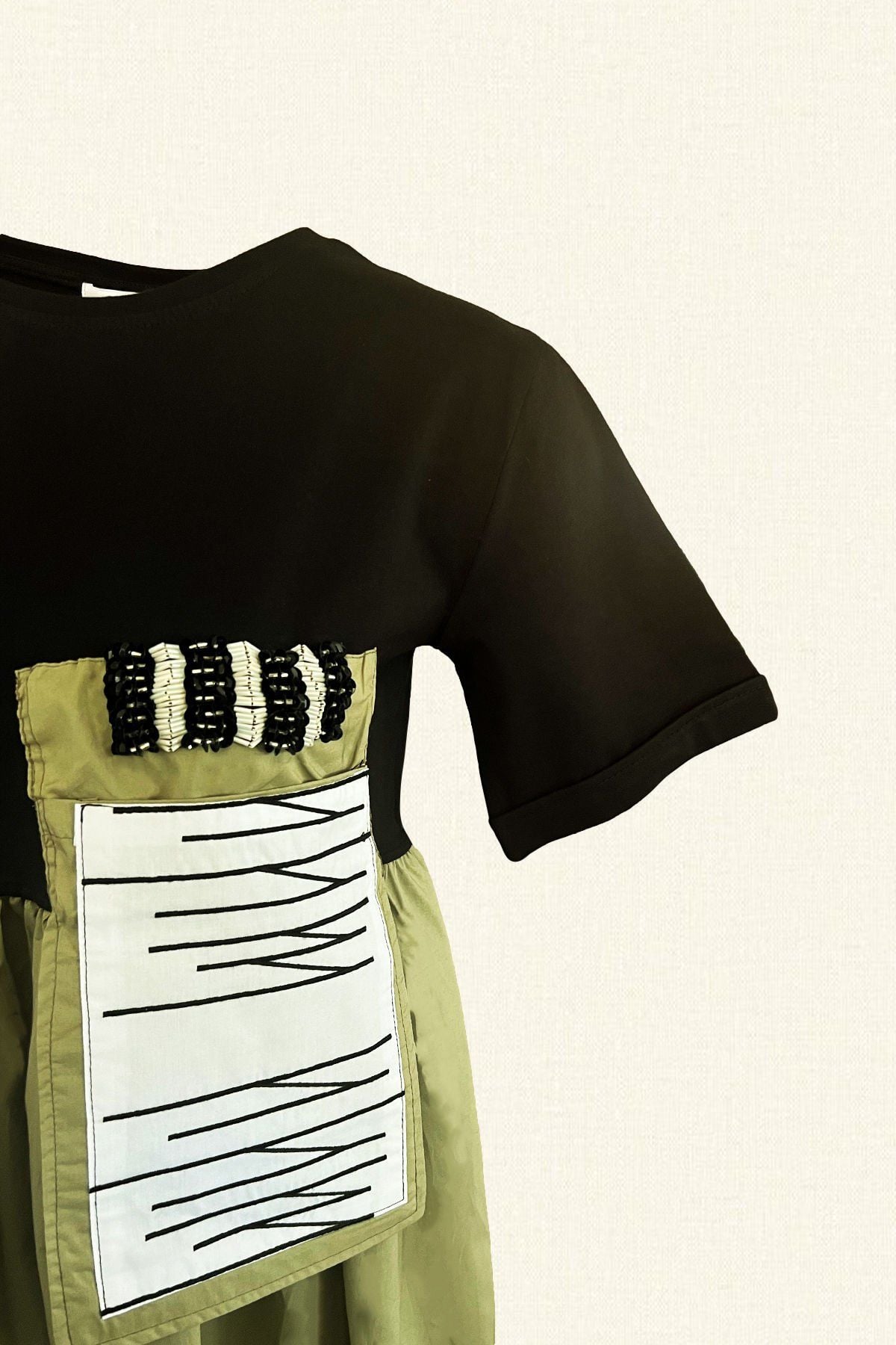 Boncuk İşlemeli Cep Detaylı Oversize Yeşil Etekli Siyah Elbise