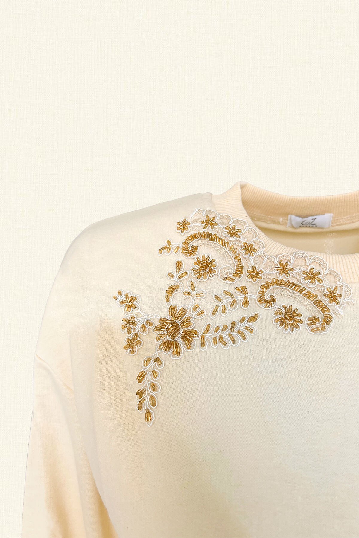 Gold Çiçek İşlemeli Krem Renk Sweatshirt