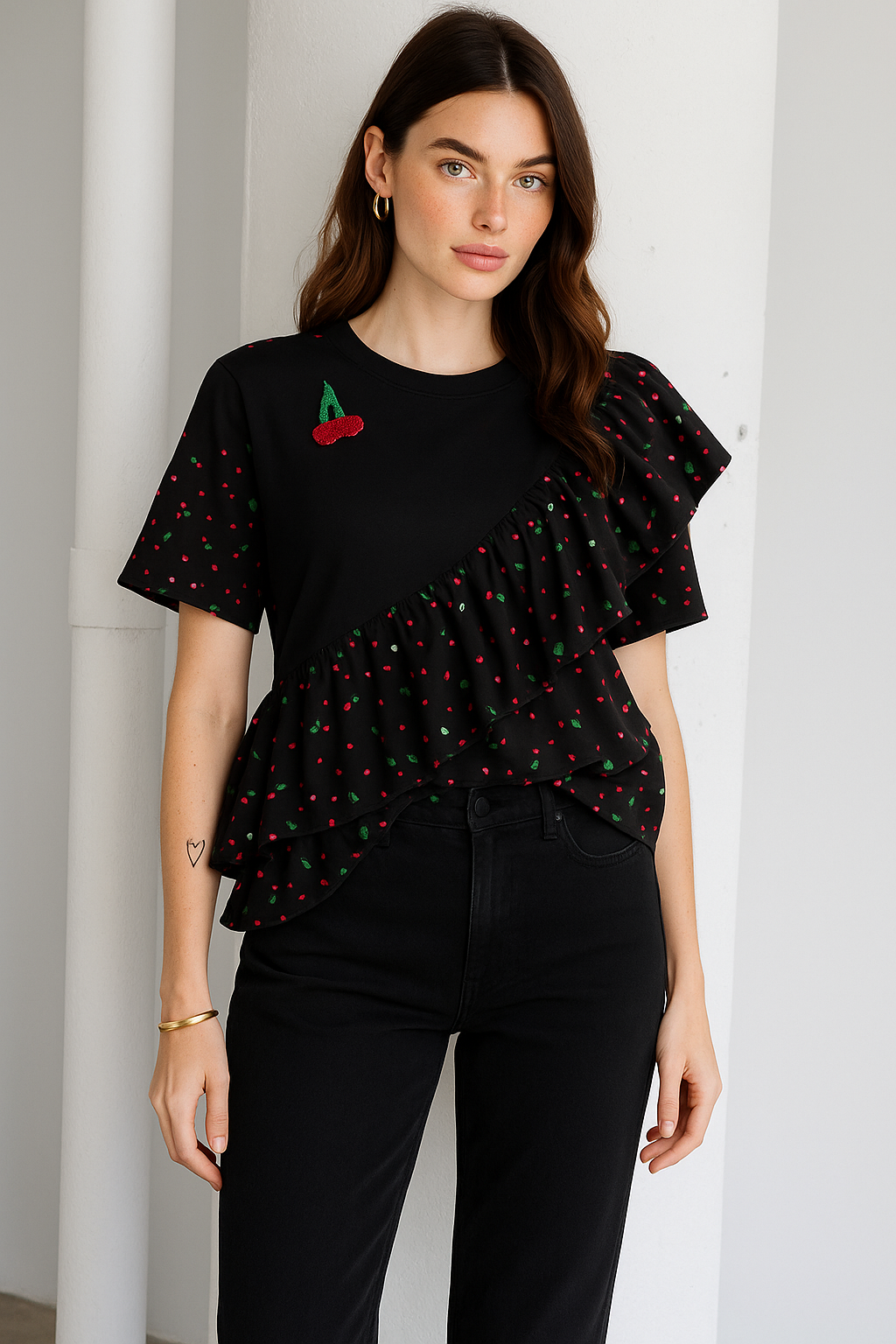 Kiraz İşlemeli Fırfır Detaylı Siyah Bisiklet Yaka Oversize Tişört