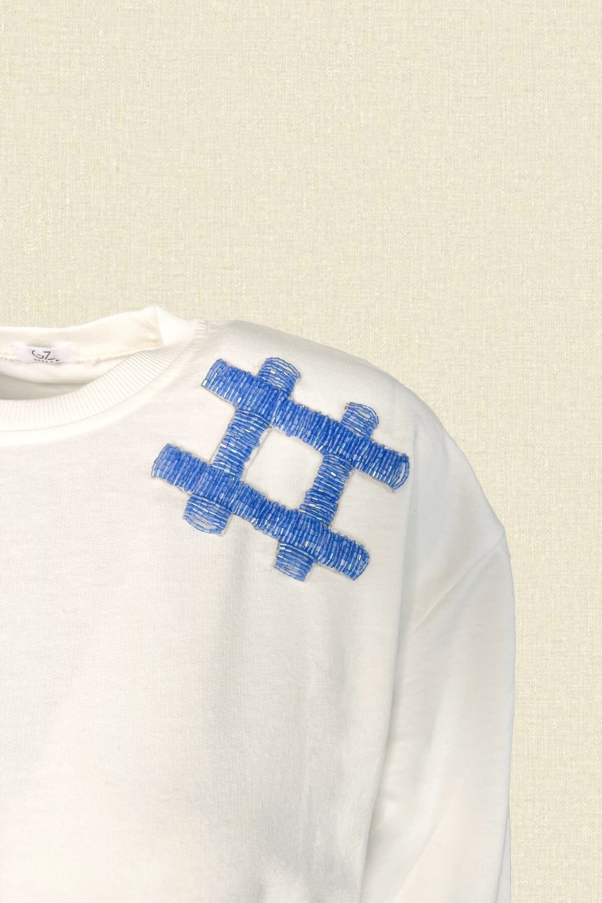 Lila Kare İşlemeli Beyaz Renk Oversize Sweatshirt