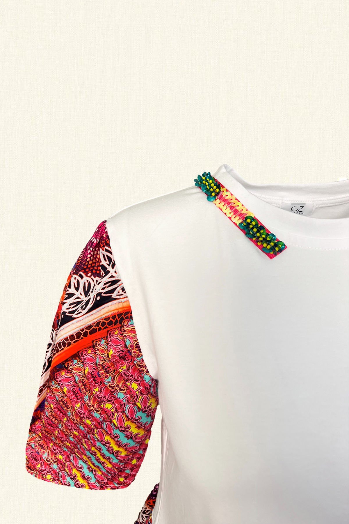 Boncuk İşlemeli Renkli Fırfır Detaylı Beyaz Bisiklet Yaka Oversize Tişört