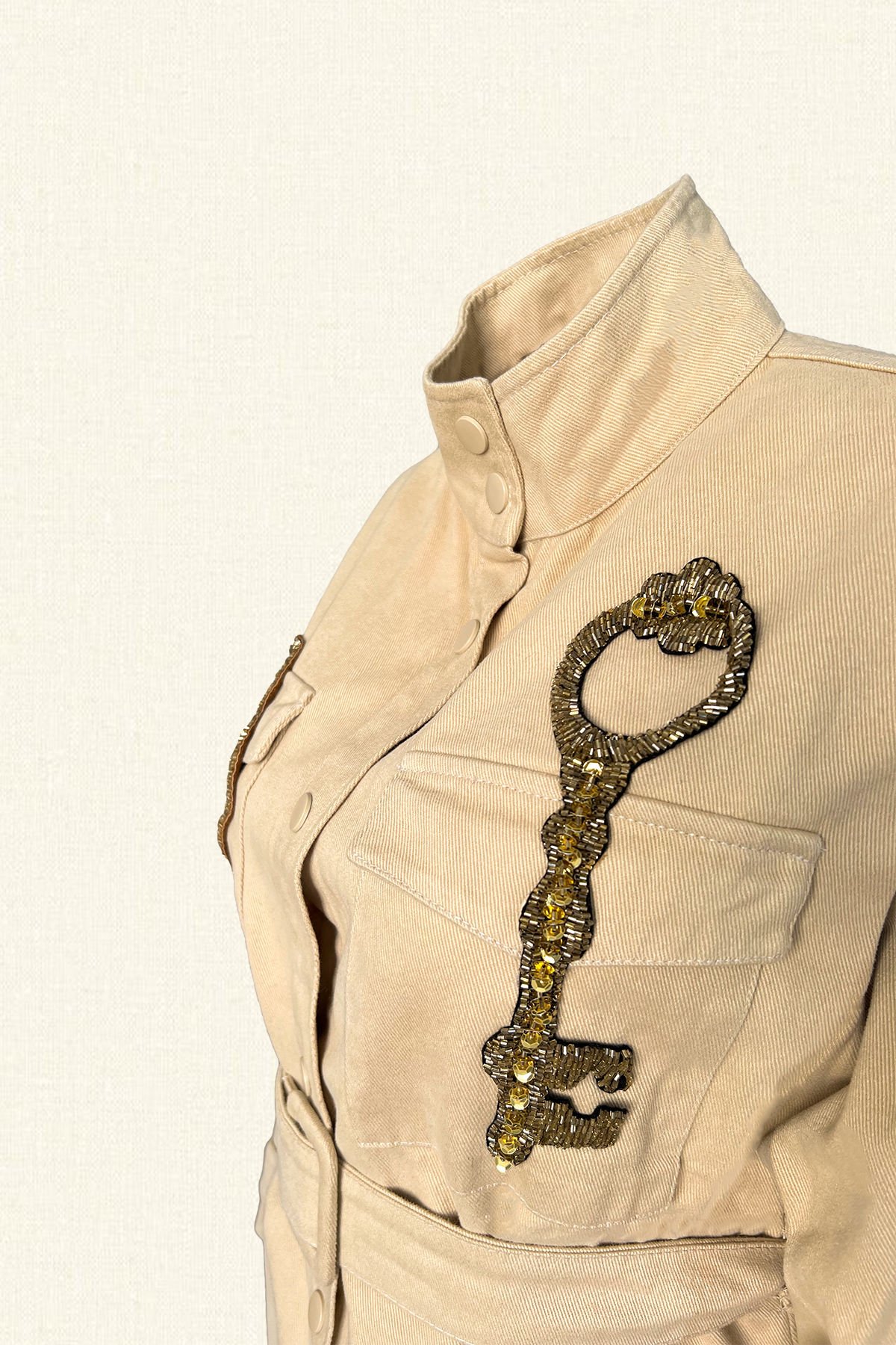 Deri Üzeri Kilit Figürlü Gold Anahtar İşlemeli Krem Renk Jean Ceket