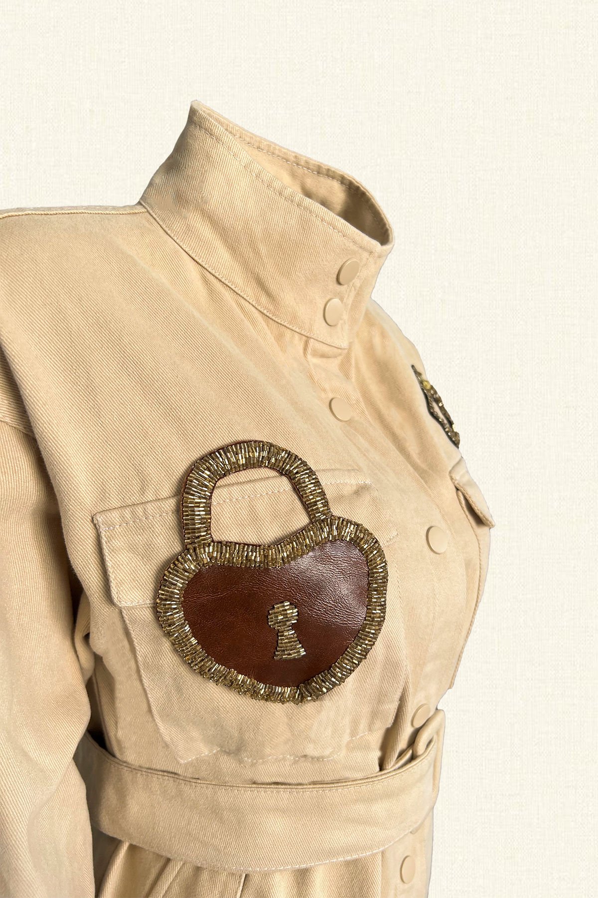 Deri Üzeri Kilit Figürlü Gold Anahtar İşlemeli Krem Renk Jean Ceket