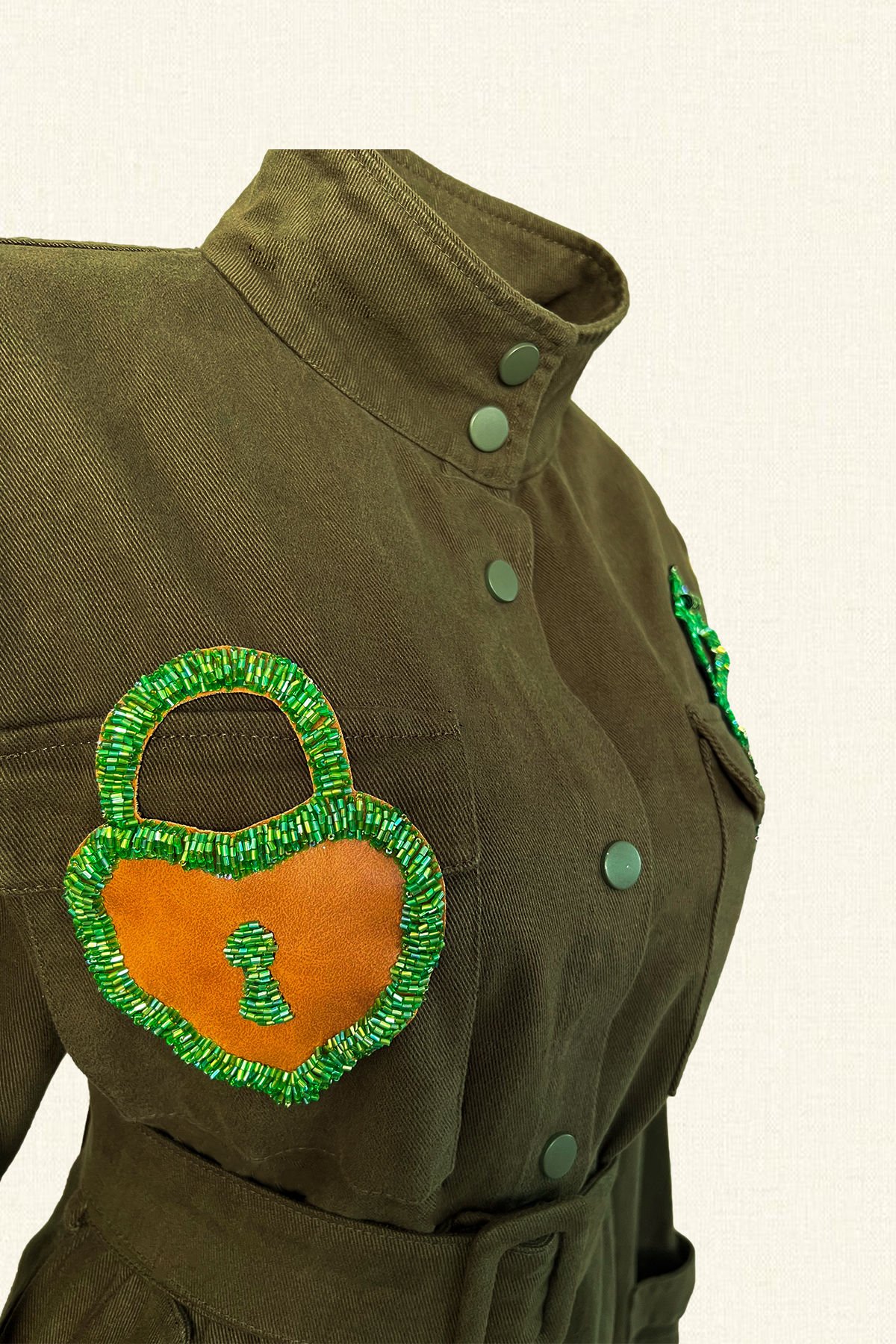 Deri Üzeri Kilit Figürlü Anahtar İşlemeli Yeşil Renk Jean Ceket