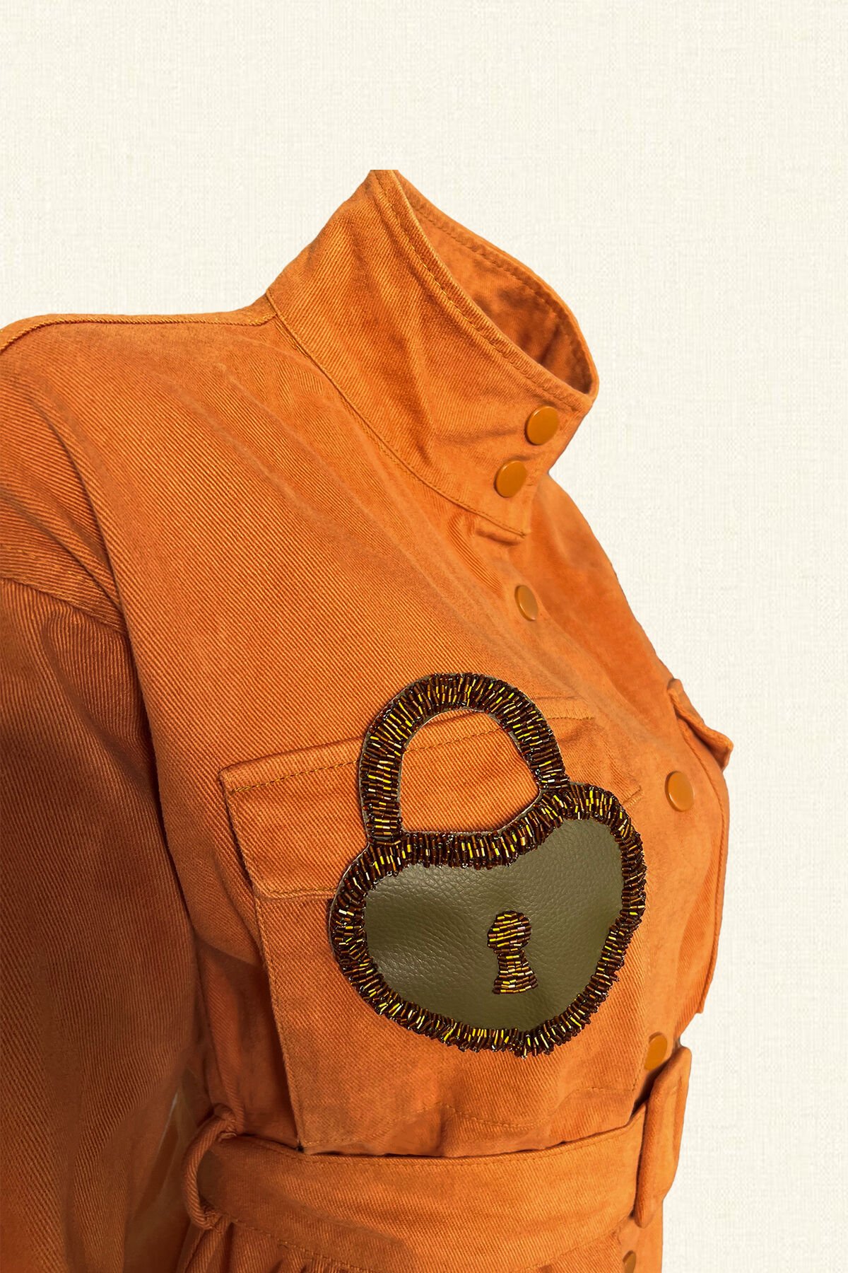 Deri Üzeri Kilit Figürlü Bakır Anahtar İşlemeli Kiremit Renk Jean Ceket