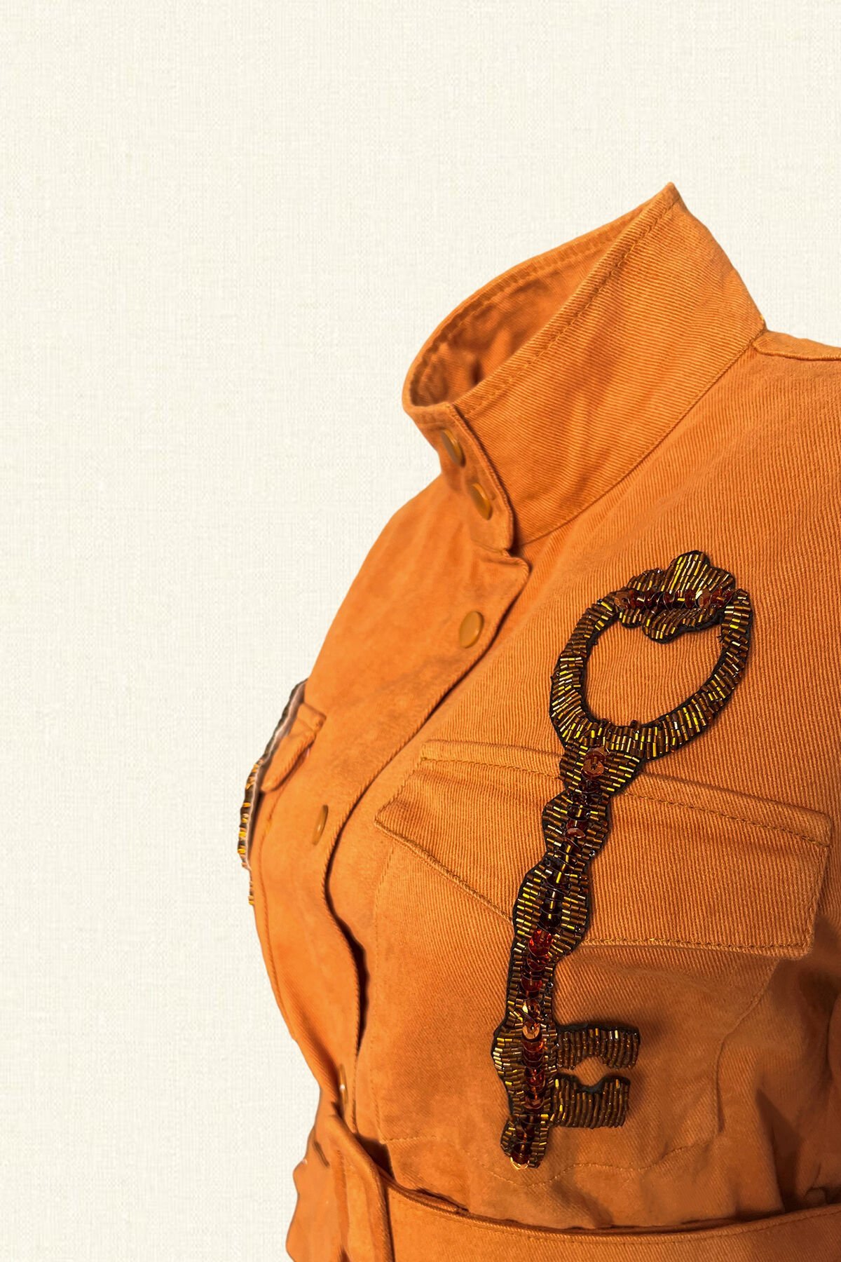 Deri Üzeri Kilit Figürlü Bakır Anahtar İşlemeli Kiremit Renk Jean Ceket