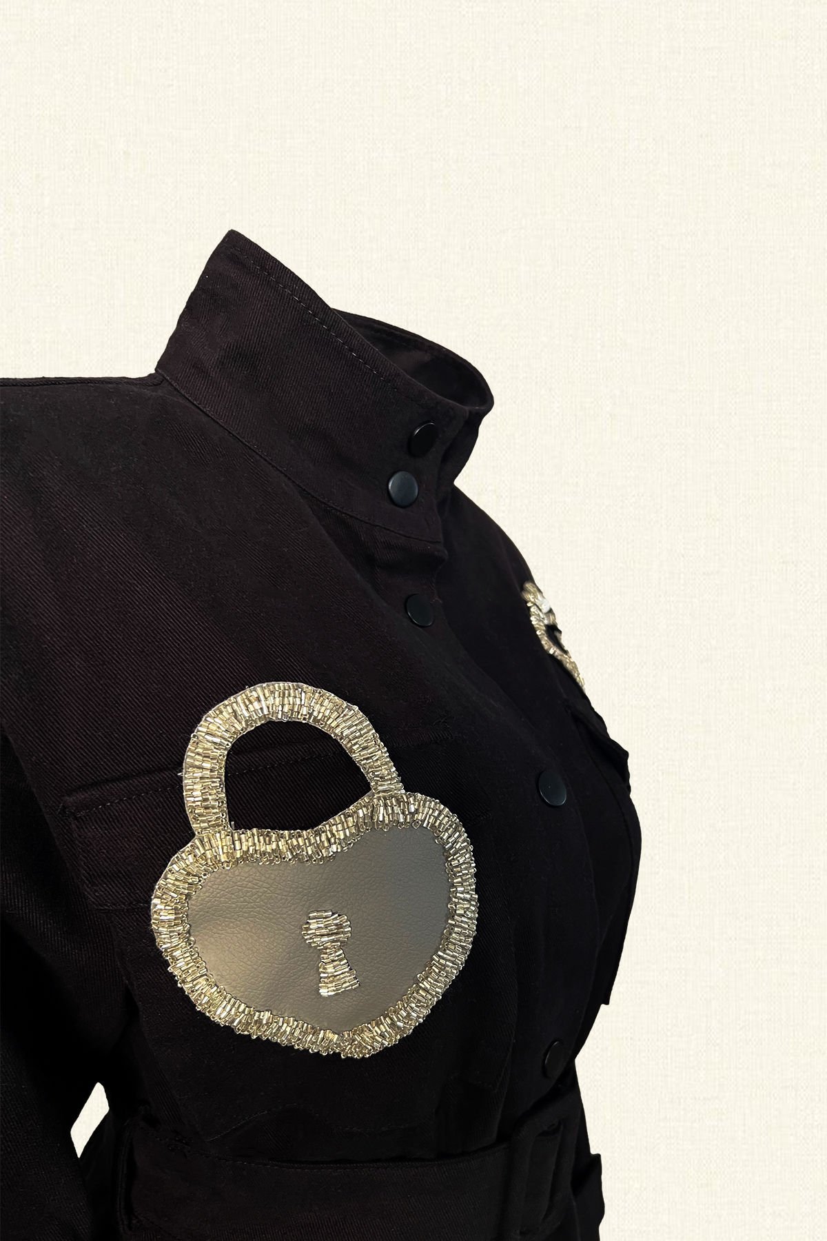 Deri Üzeri Kilit Figürlü Gümüş Anahtar İşlemeli Siyah Renk Jean Ceket