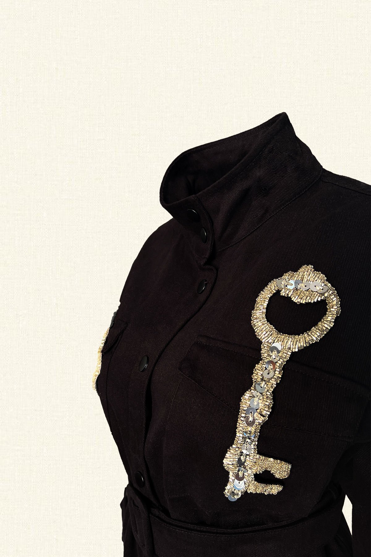 Deri Üzeri Kilit Figürlü Gümüş Anahtar İşlemeli Siyah Renk Jean Ceket