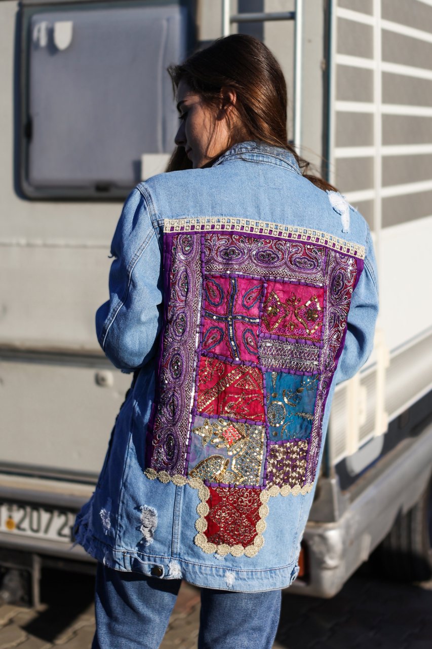 Sırtı Mor Kumaş Üzeri Hint Desenli Uzun Jean Ceket