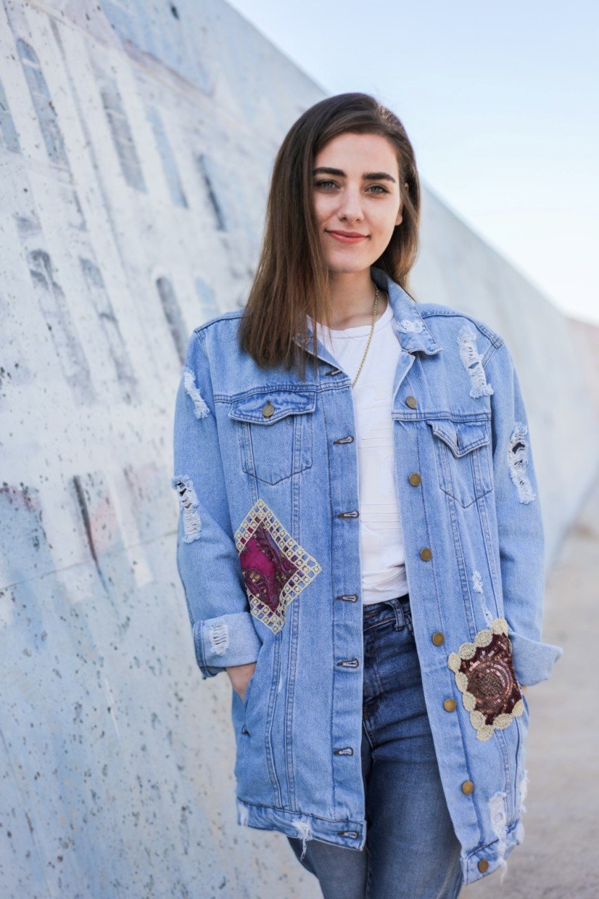 Sırtı Mor Kumaş Üzeri Hint Desenli Uzun Jean Ceket