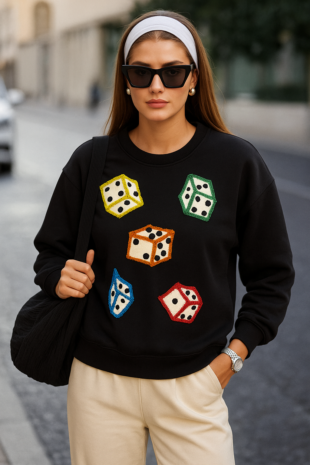 Renkli İşlemeli Zar Detaylı Siyah Sweatshirt