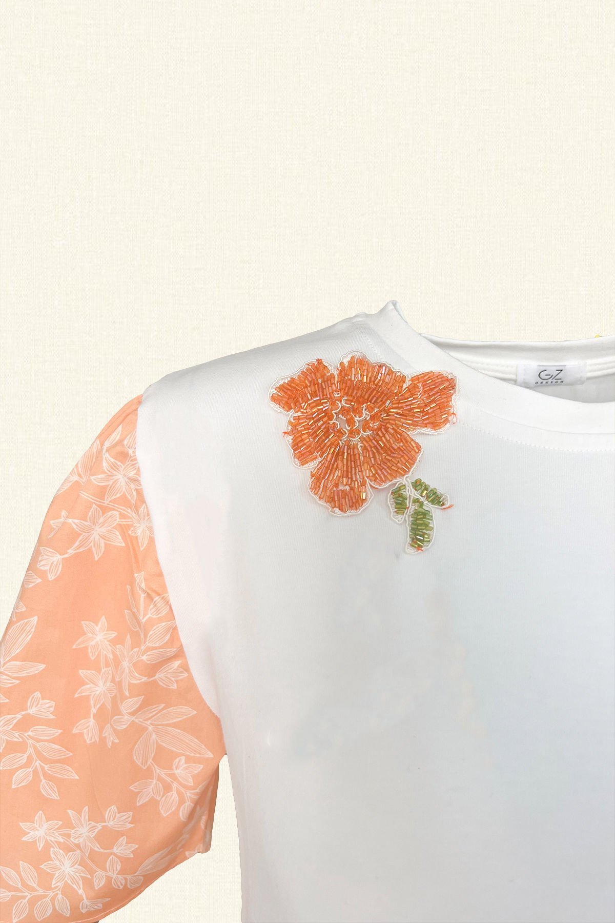 Çiçek İşlemeli Turuncu Fırfır Detaylı Oversize Bisiklet Yaka Beyaz Tişört