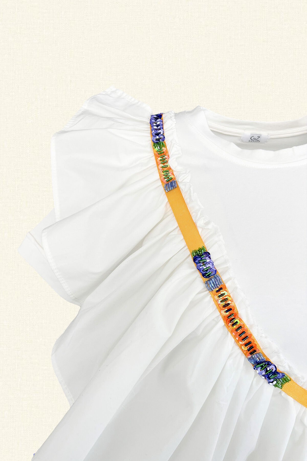 Renkli İşlemeli Fırfır Detaylı Beyaz Bisiklet Yaka Oversize Tişört