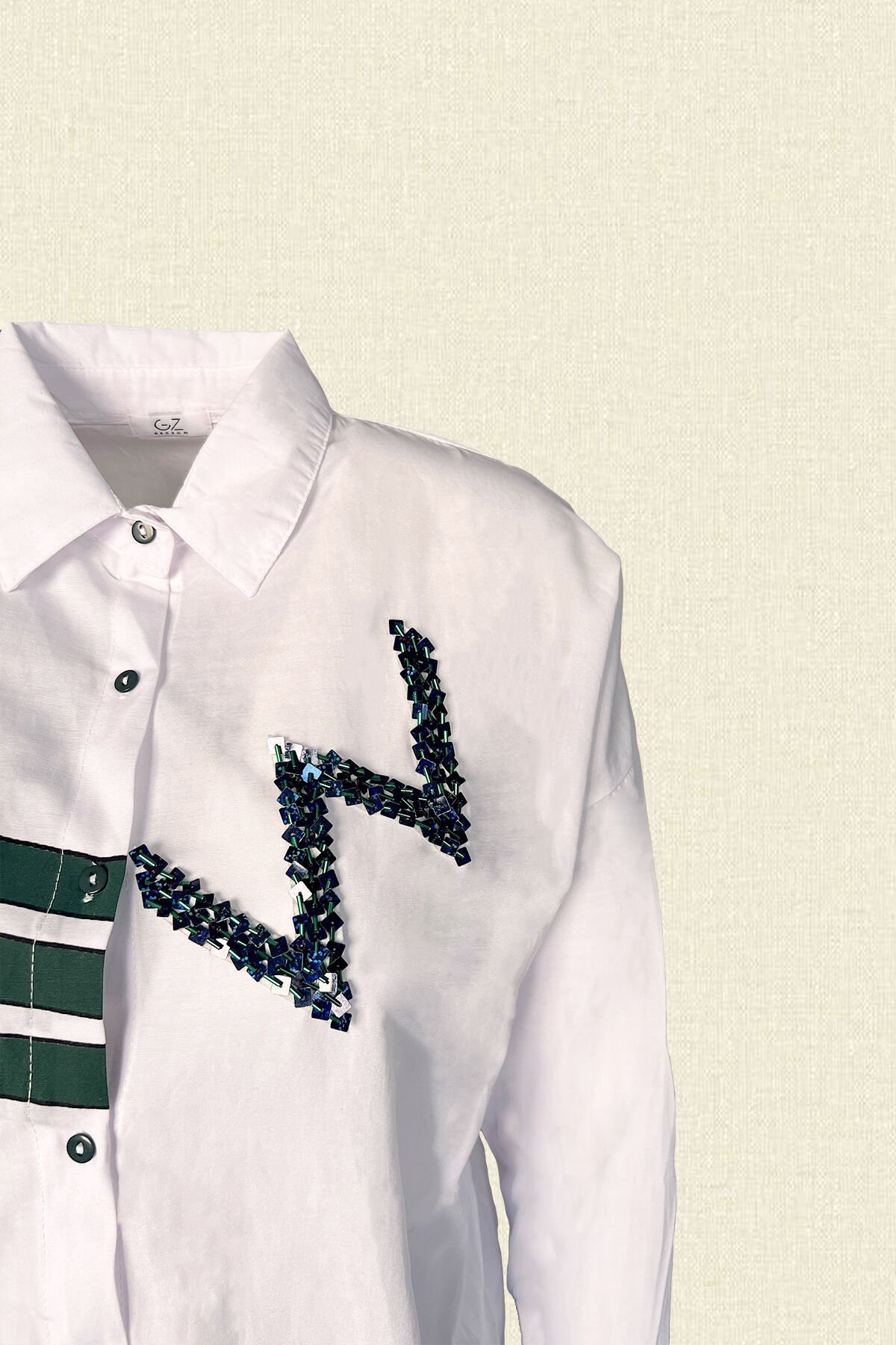 Boncuk İşlemeli Yeşil Çizgi Detaylı Beyaz Oversize Gömlek