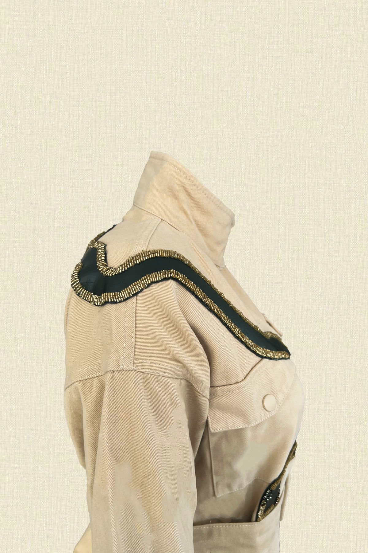 Deri Üzeri Boncuk İşlemeli Yılan Figürlü Krem Renk Jean Ceket