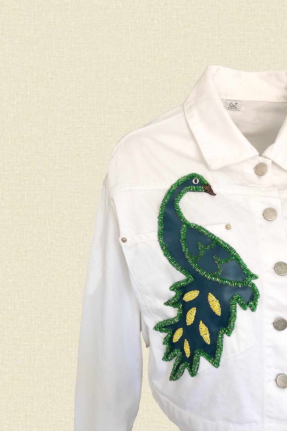 Yeşil Deri Üzeri Boncuk İşlemeli Tavus Kuşu Figürlü Beyaz Renk Jean Ceket