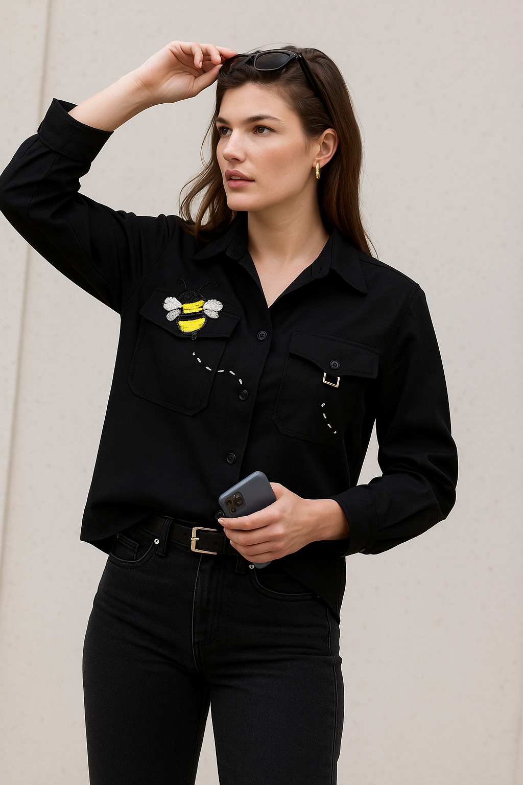 Arı Motifli Siyah Gömlek