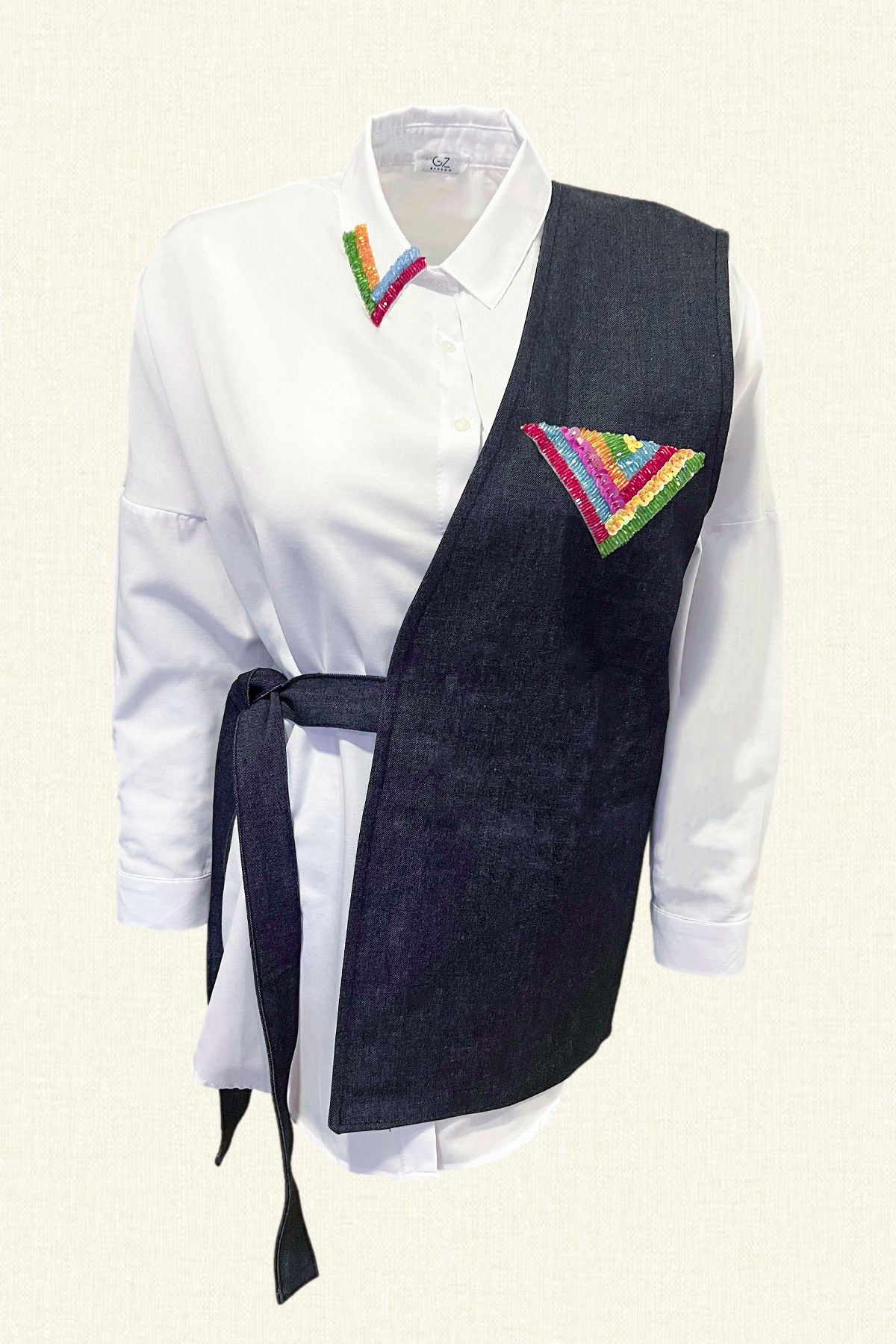 Renkli İşlemeli Kot Detaylı Beyaz Gömlek