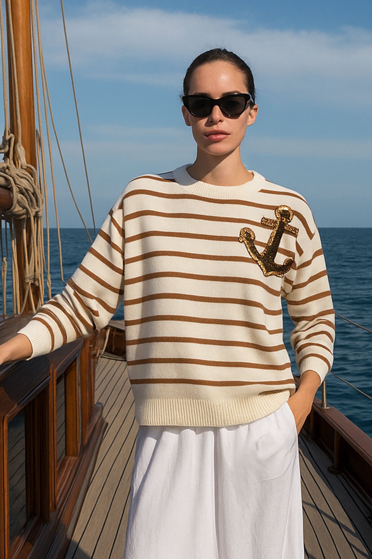 Deri Üzeri Çapa Figürlü Krem Çizgili Beyaz Triko Kazak