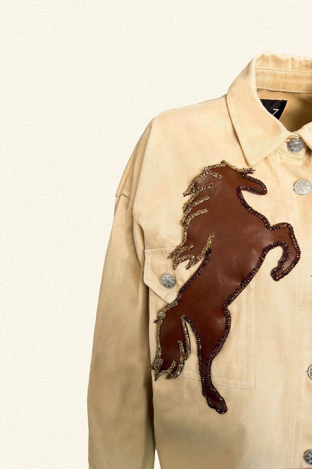 Deri Üzeri Boncuk İşlemeli At Figürlü Uzun Krem Renk Jean Ceket