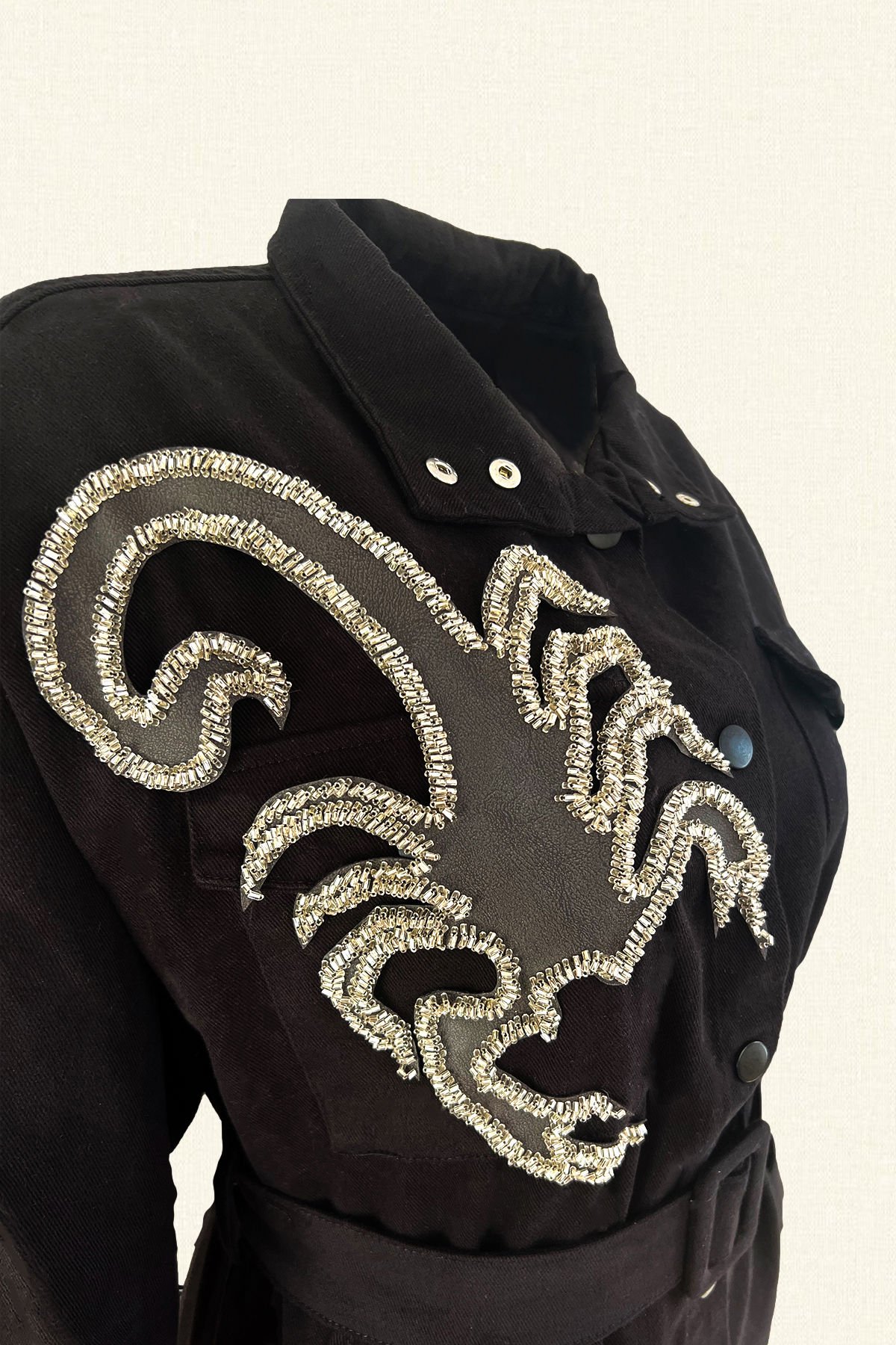 Deri Üzeri Boncuk İşlemeli Akrep Figürlü Siyah Renk Jean Ceket