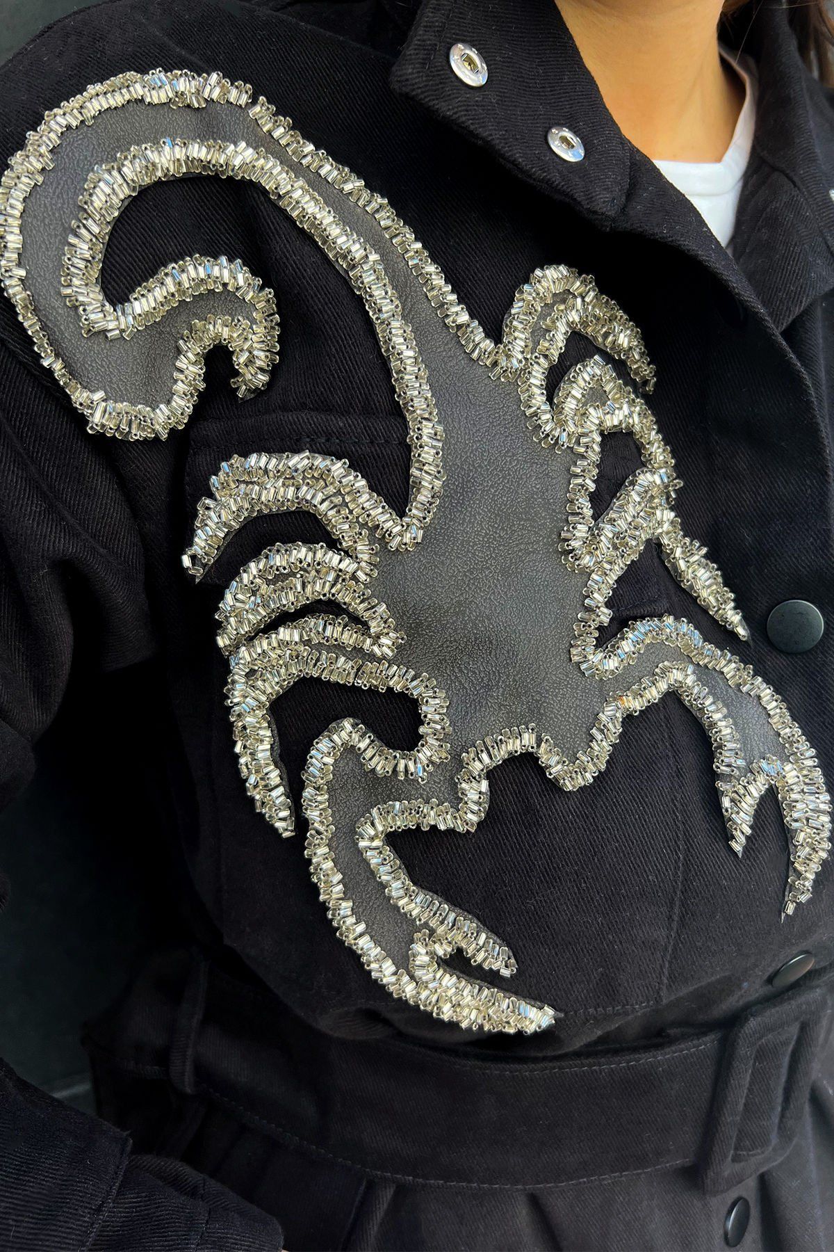 Deri Üzeri Boncuk İşlemeli Akrep Figürlü Siyah Renk Jean Ceket