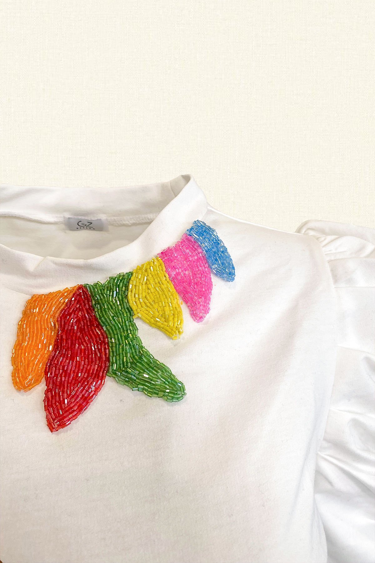 Renkli İşleme Detaylı Balon Kollu Beyaz İnce Sweatshirt