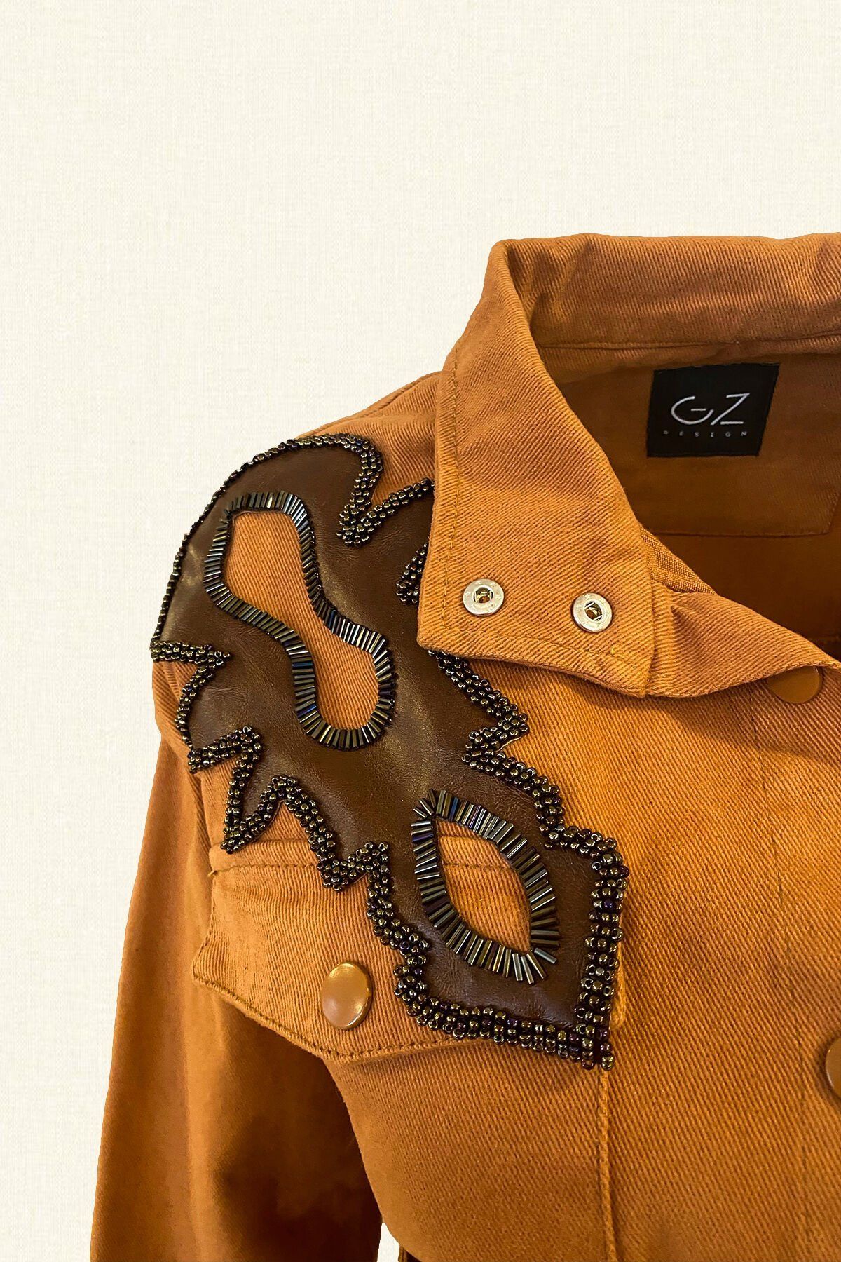 Kahverengi Deri Üzeri Boncuk Detaylı Kiremit Renk Jean Ceket