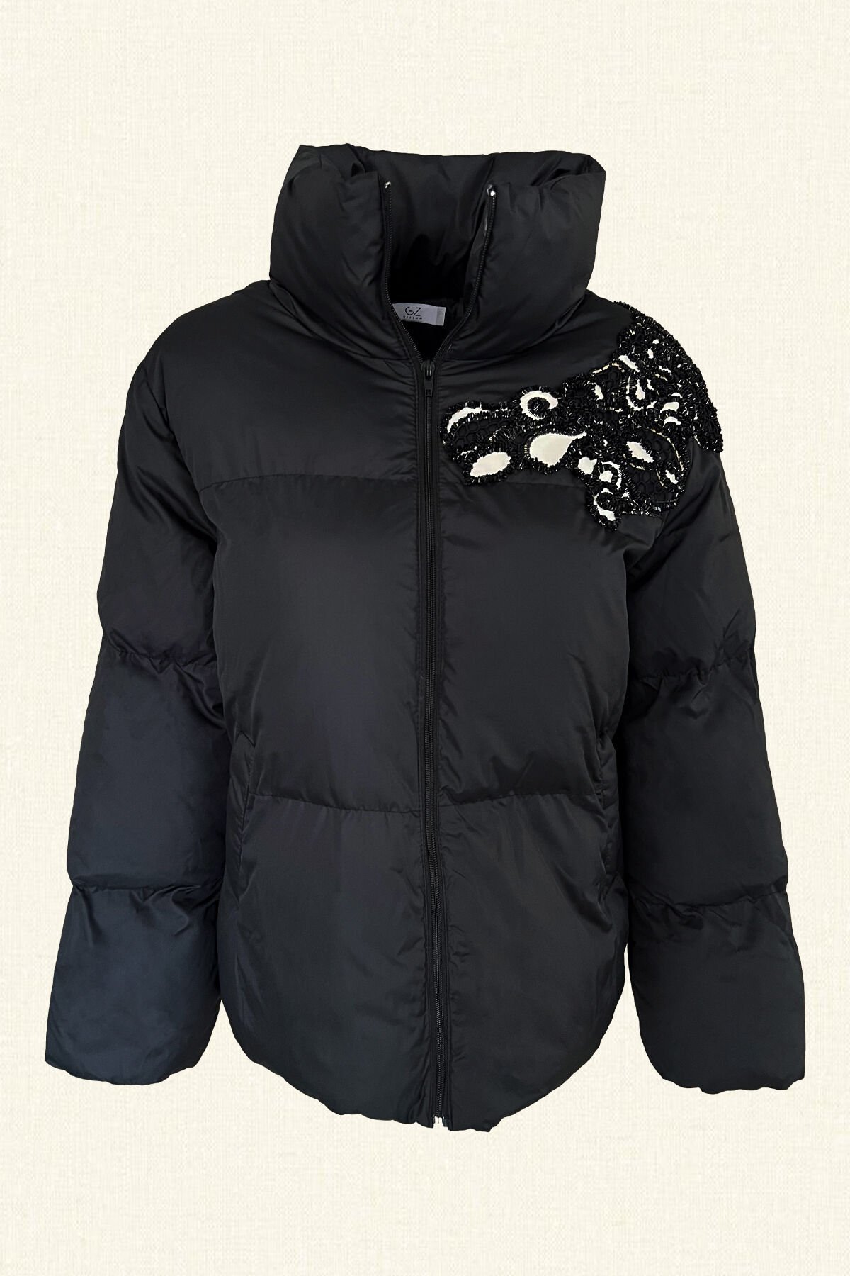 Beyaz Deri Üzeri Boncuk İşlemeli Siyah Şişme Mont