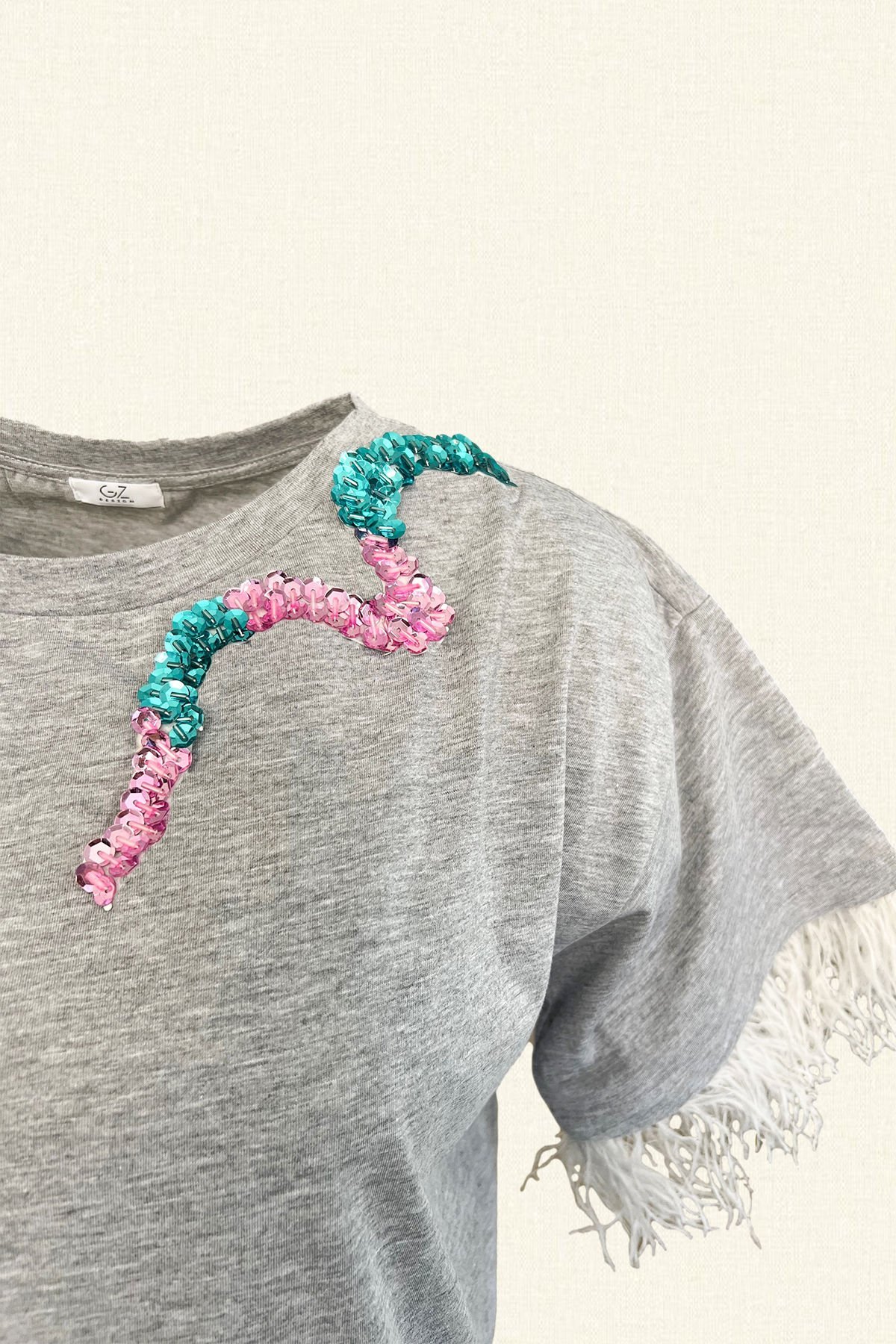 Pembe Renk İşlemeli Tüy Detaylı Bisiklet Yaka Oversize Gri Tişört