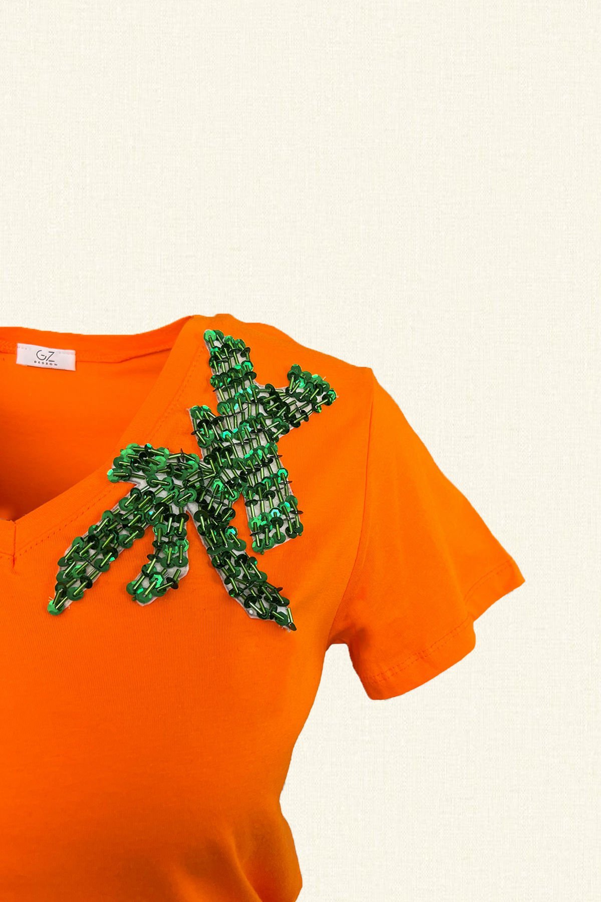 Yeşil İşleme Detaylı Turuncu Renk V-Yaka Tişört