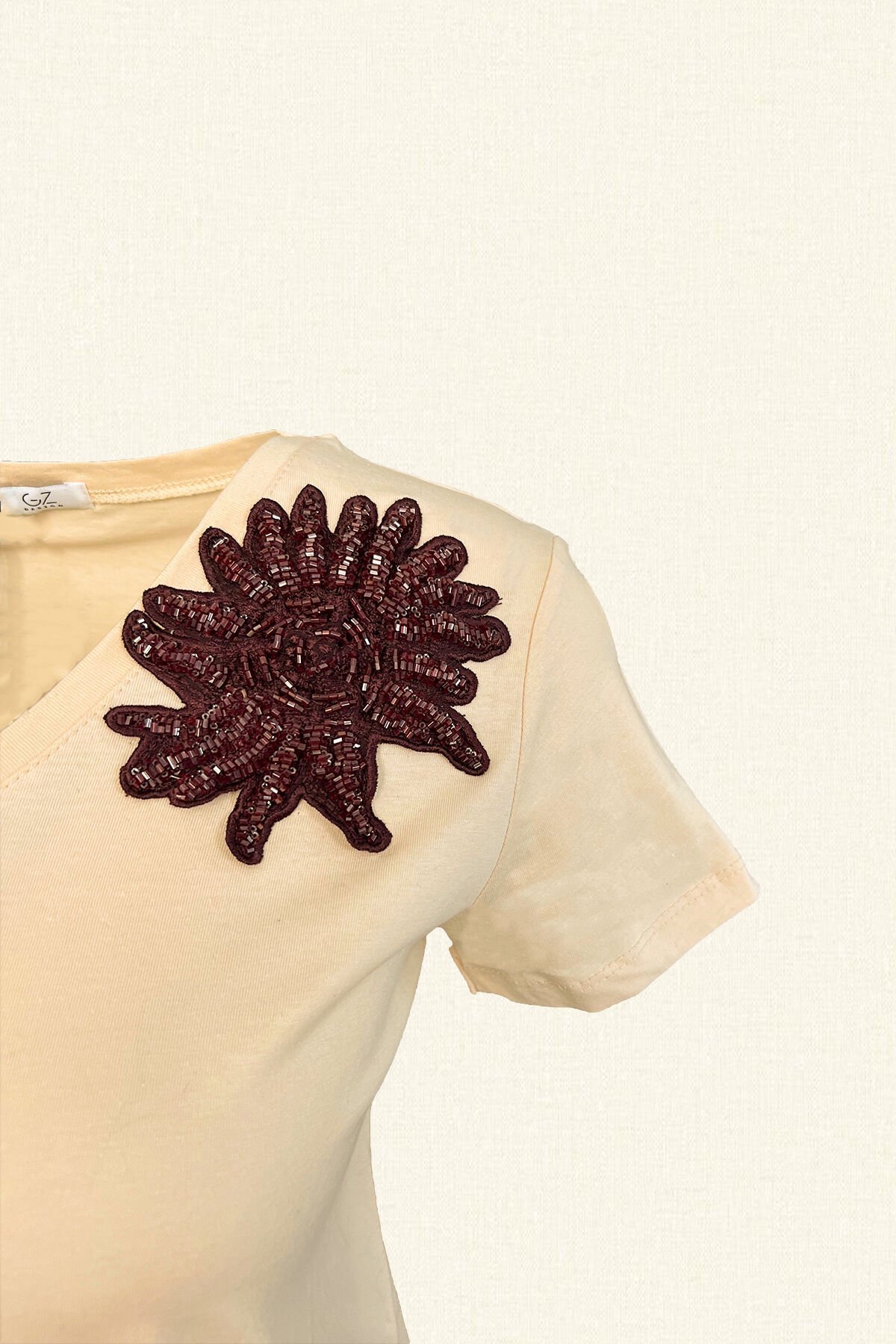 Bordo Çiçek İşlemeli Krem Renk V-Yaka Tişört