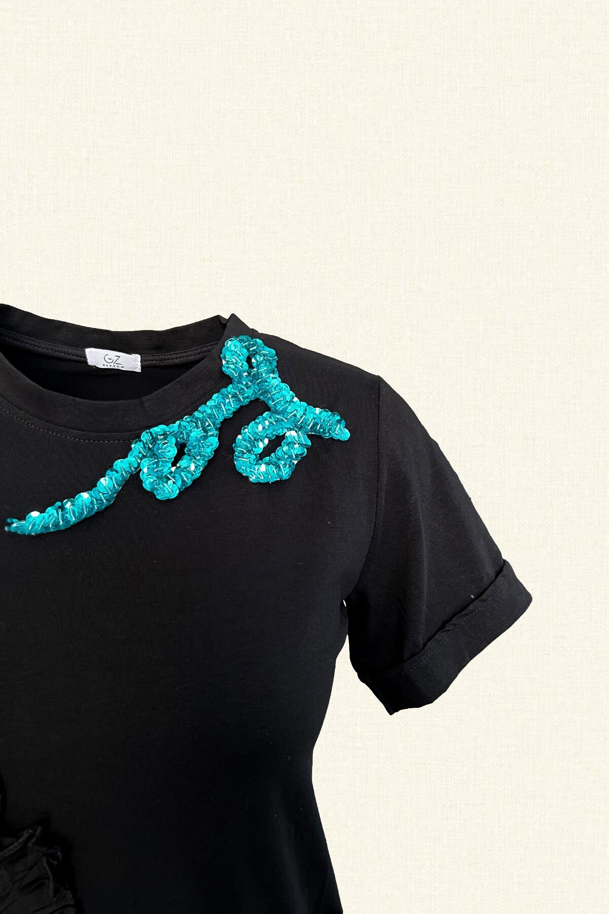 Mavi İşlemeli Fırfır Detaylı Siyah Bisiklet Yaka Oversize Tişört