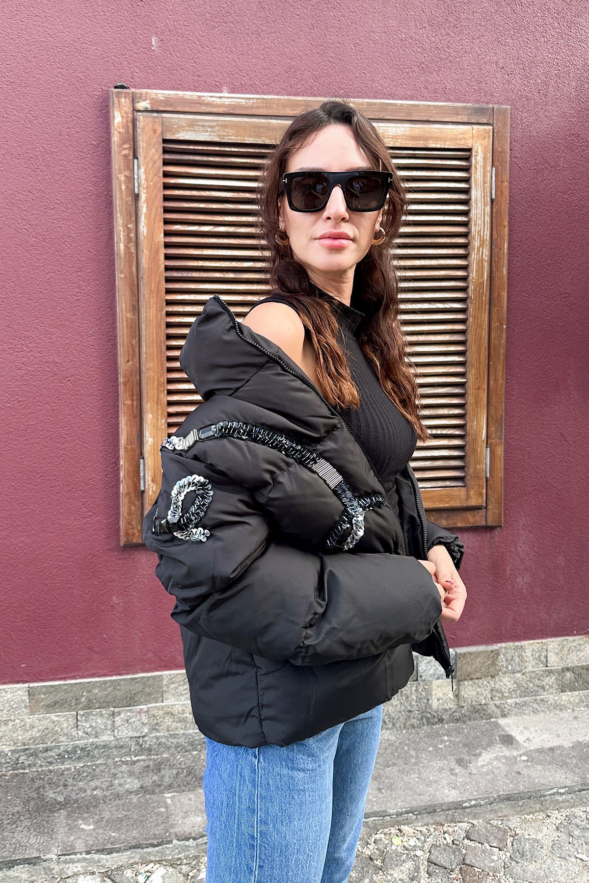 Kristal Taş ve Boncuk İşlemeli Siyah Şişme Mont